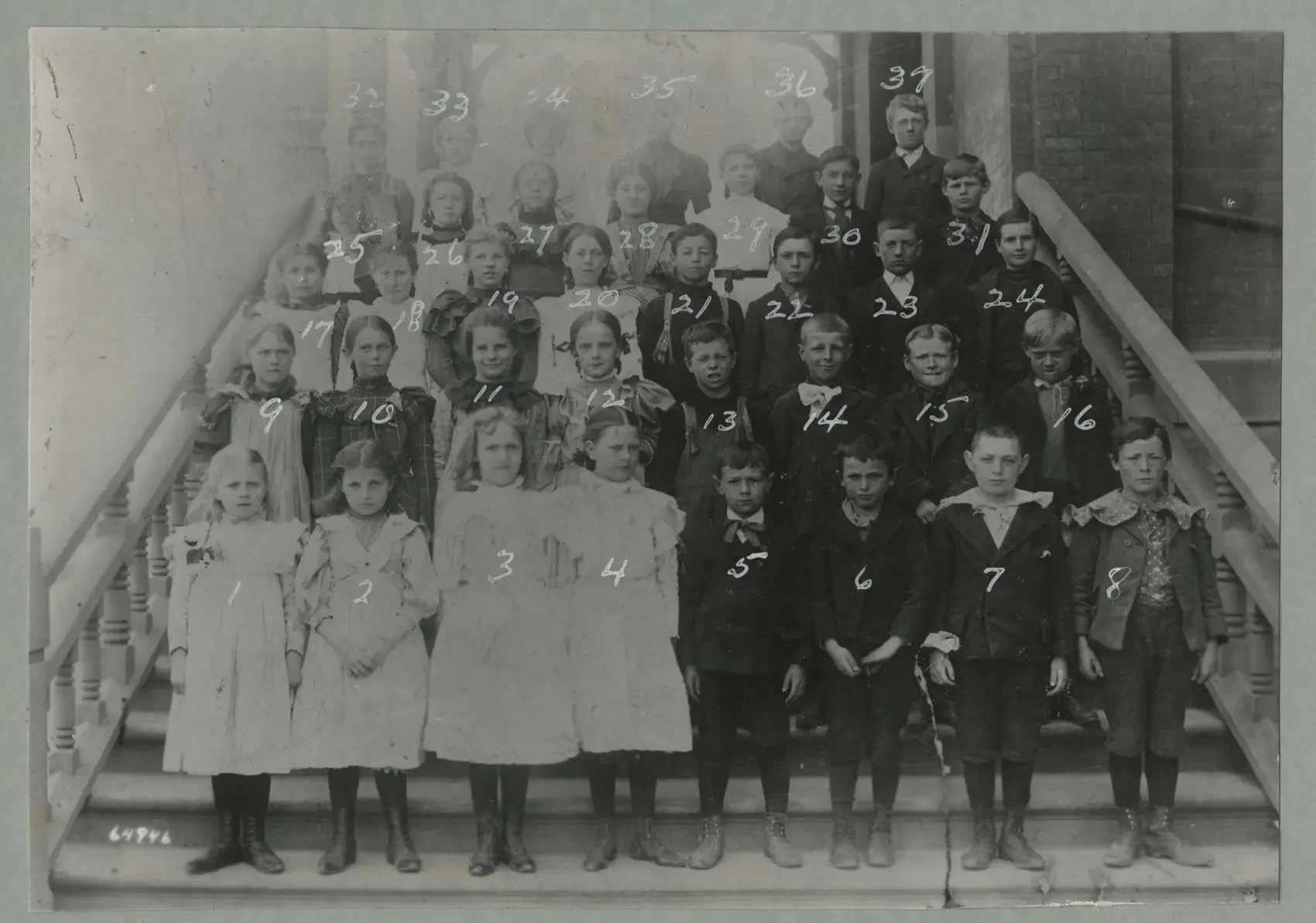 US around 1900: Boys and girls began going to school together! Girls wore long dresses with high collars and sometimes white aprons to keep clean. Boys wore wool blazers, shorts, big-collar shirts, and ties. Their school days were probably very different from ours, don’t you think?