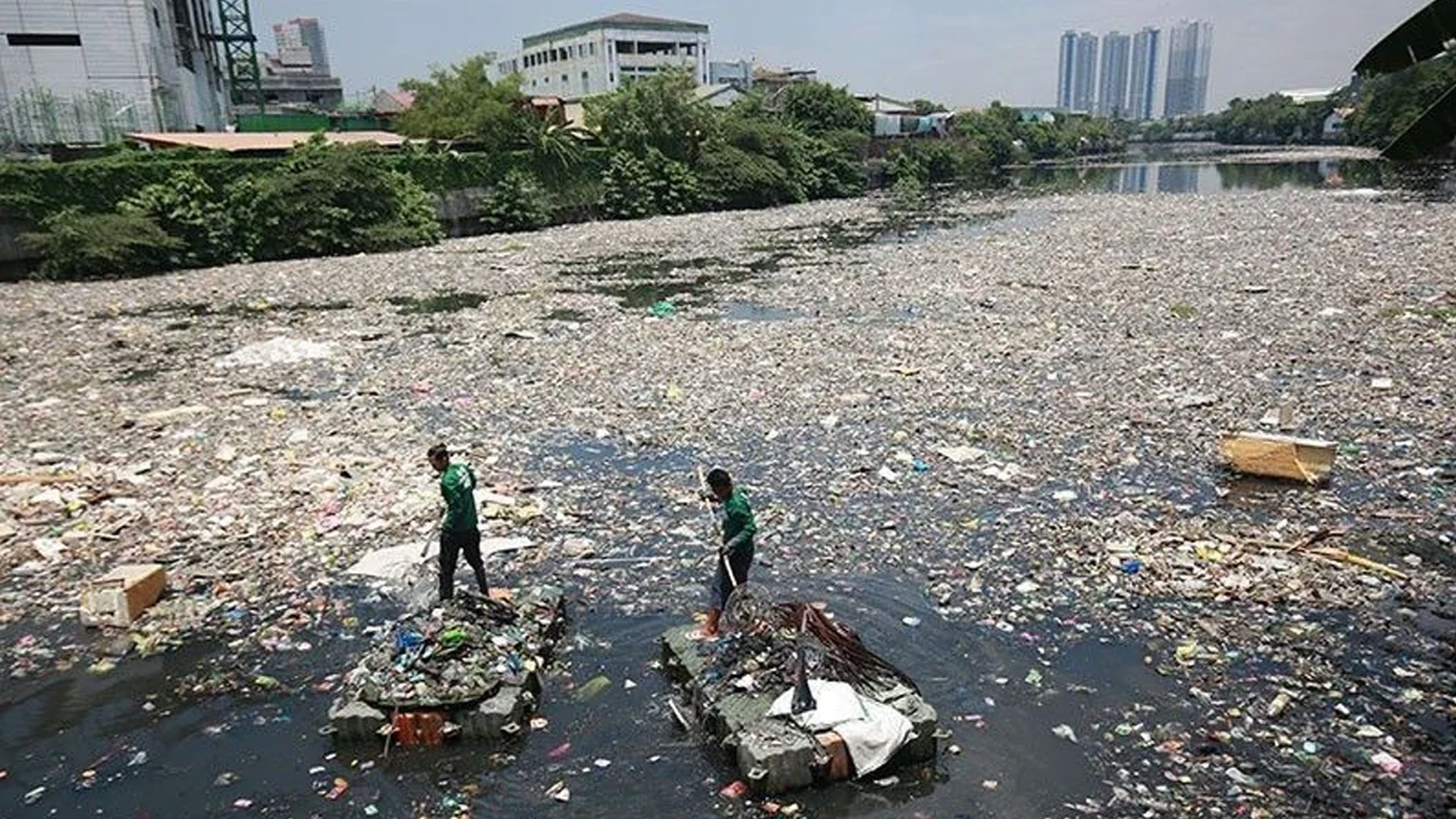 Manila ist eine philippinische Metropole. Hier leben 13 Millionen Menschen auf einer Fläche von 1.470 km². Drunter befinden sich einige beherzte „Flusskrieger“. Sie arbeiten sehr intensiv daran, den schmutzigen Pasig River zu säubern und jede Menge Plastik und Müll zu entfernen. Diese Helden verbessern die Wasserqualität des Flusses und zeigen den Mitmenschen, wie sie das Wasser sauber halten können.