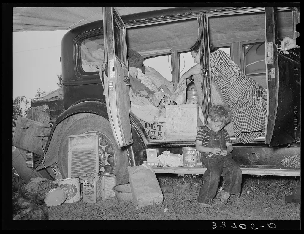 In der damaligen „Dust Bowl“-Ära mussten 2,5 Millionen Menschen ihre Heimat verlassen. Sie wurden „Okies“ genannt, weil viele von ihnen – wenn auch nicht alle – aus Oklahoma stammten. Woody Guthrie schrieb über sie ein Lied mit dem Titel „Dust Bowl Refugee“.
