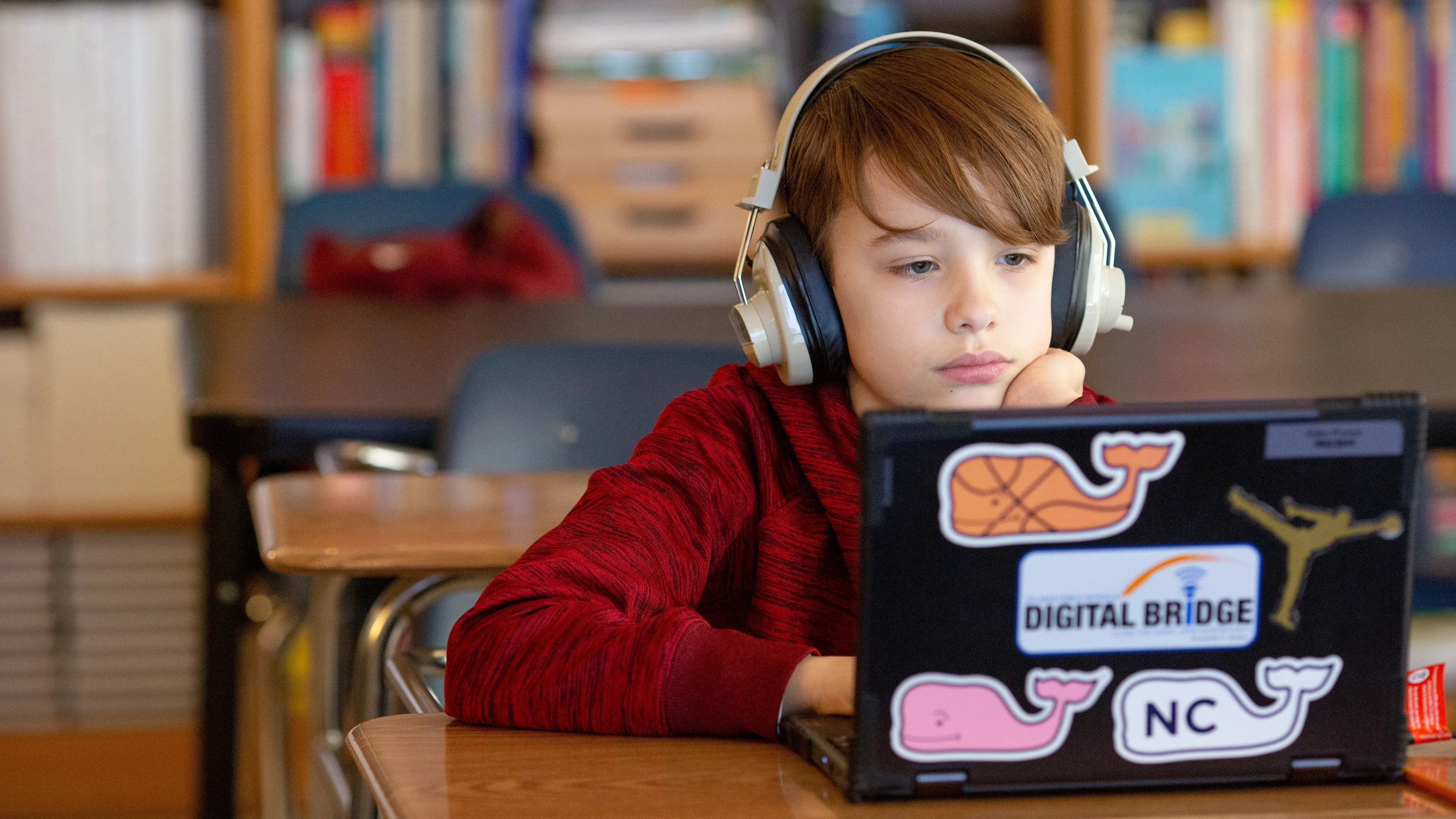Laptops and tablets can help you learn at your own pace. You can explore the same subject in a quiz, a game, or a video – all on the same device. How do you use technology to explore something you want to learn? Did you know that it’s smart to set a timer to take a screen break every now and then?