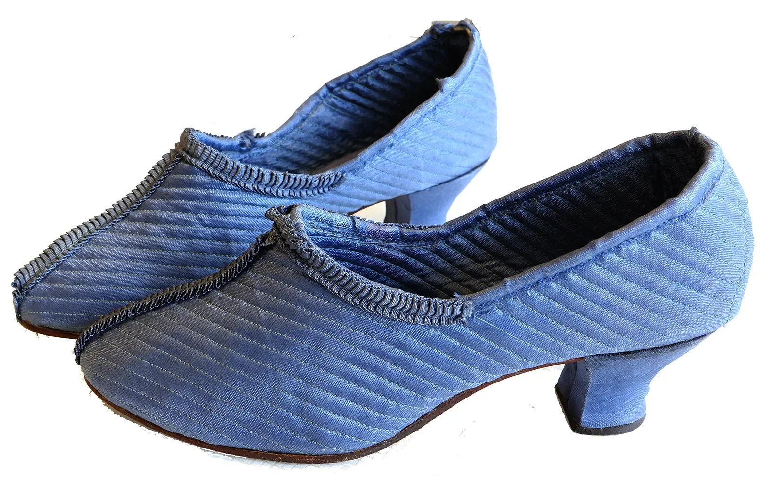 Kannst du dir vorstellen, Kleidung oder Schuhe aus Glas zu tragen? Es klingt wie wie ein Märchen, aber vor über 100 Jahren haben Glasmacher Aschenputtels gläserne Schuhe Wirklichkeit werden lassen! Sie stellten Kleider, Schuhe, Hüte und Krawatten aus feinen Glasfasern her. Kleidung und Accessoires aus Fiberglas waren zwar zerbrechlich, aber leicht zu reinigen und funkelten wunderschön im Licht.