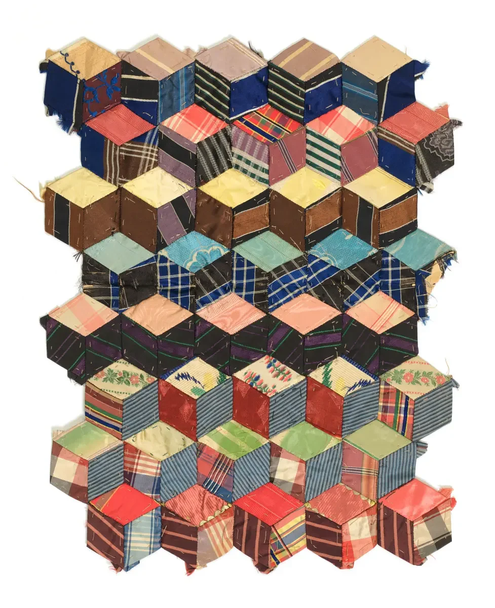 Das Muster „Tumbling Blocks“ besteht aus drei Formen in verschiedenen Farben, die eine dreidimensionale Wirkung erzeugen. Es entstand aus der Steppkunst Mitte des 19. Jahrhunderts und ist immer noch sehr beliebt. Wie viele „herunterfallende Blöcke“ siehst du?