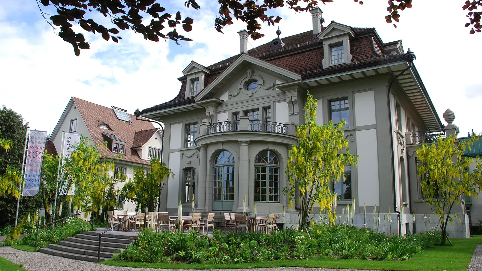 Trete ein in die reiche Geschichte der Villa Ernst.