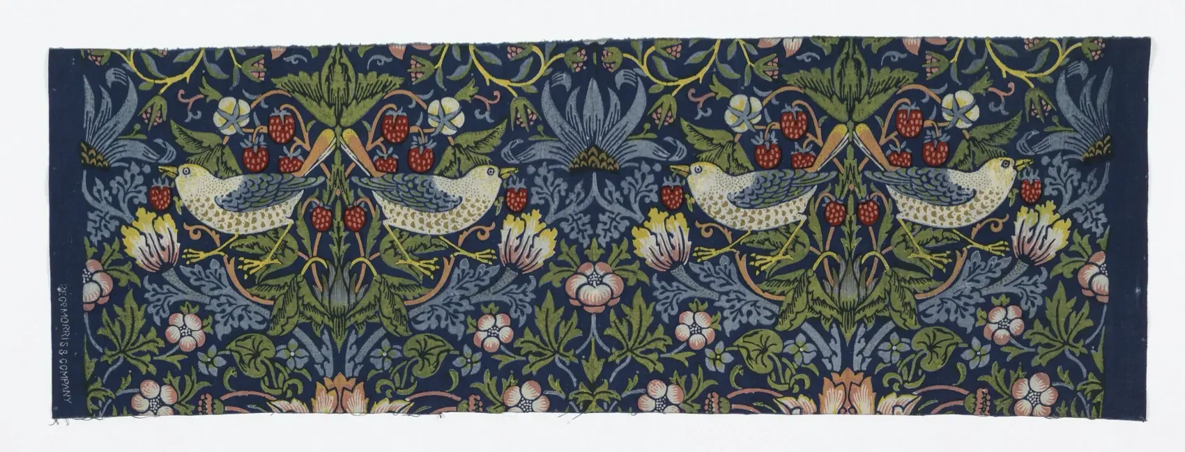 William Morris, ein Pionier des Kunsthandwerks, entwarf dieses beliebte Naturmuster im Jahr 1883. Er wurde von Vögeln inspiriert, die Beeren aus seinem Garten stahlen. Das Muster zeigt Waldblumen und Erdbeeren mit Vogelpaaren. Welche Farben kannst du auf diesem Bild erkennen?