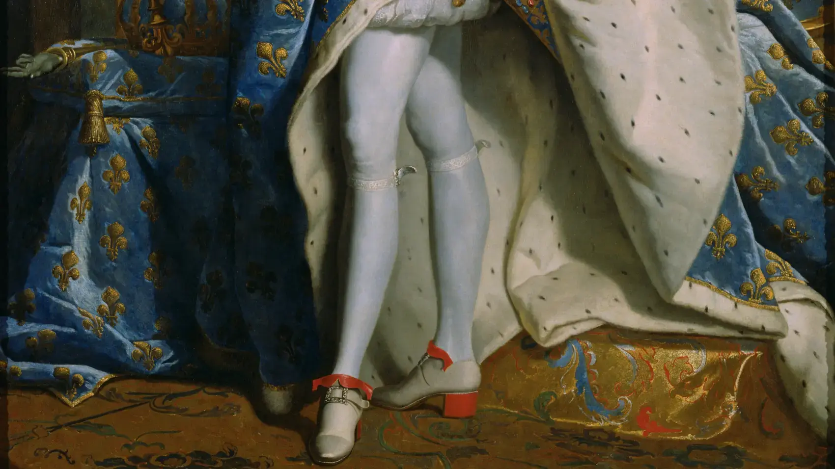 Auf den ersten Blick könnte man meinen, diese Beine gehören einer Frau. Zu Zeiten König Ludwigs XIV. trugen Männer jedoch Strümpfe und Schuhe mit hohen Absätzen! Damals waren Strümpfe, Samt und Schuhe mit hohen Absätzen Symbole der Männlichkeit. Frauen, die damals ihre Beine verhüllen mussten, begannen erst Jahrhunderte später, diese Art von Mode zu tragen.
