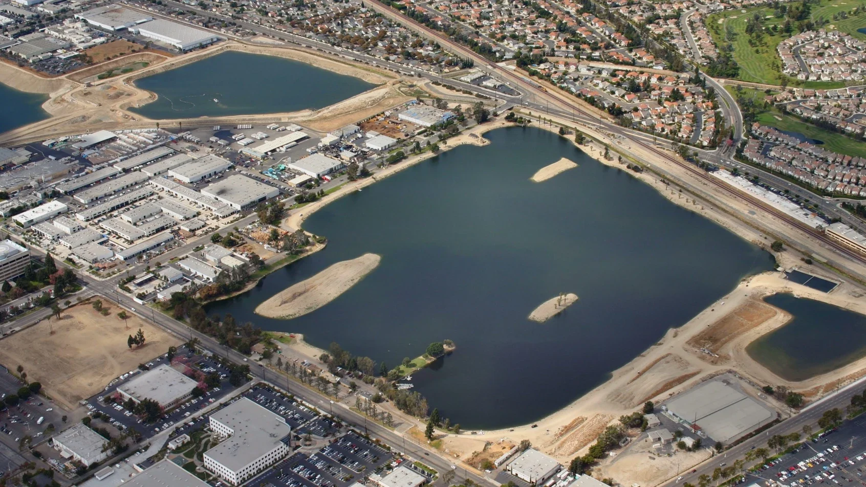 Los Angeles, eine Grossstadt in Kalifornien, ist ein Vorbild, wenn es darum geht, Wasser zu sparen und vernünftig damit umzugehen. Regenwasser wird gesammelt, recycelt und sogar Abwasser zu Trinkwasser aufbereitet. Die Stadt belohnt die Einwohnenden, wenn sie weniger Wasser verbrauchen. Nun denkt sie über Möglichkeiten nach, Meerwasser trinkbar zu machen. All dies zeigt, wie sehr der Stadt die Wasserversorgung und der Schutz der Natur am Herzen liegen.