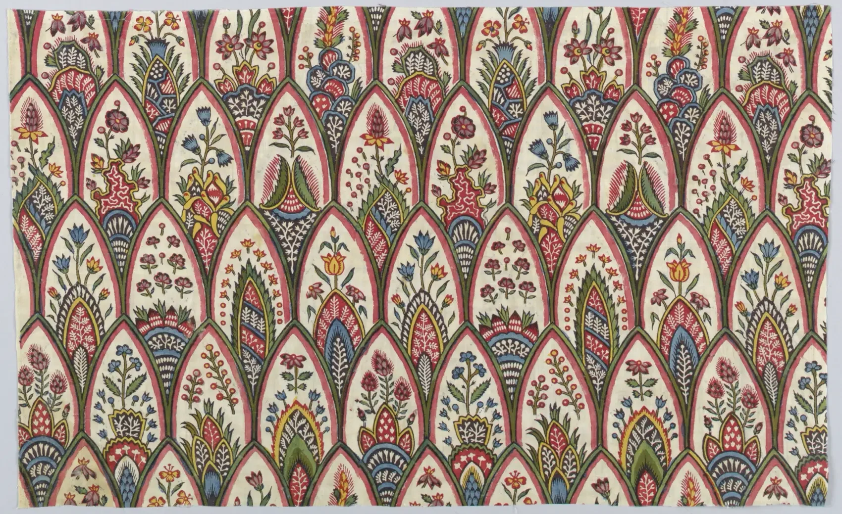 Diese „Indienne“-Muster waren im Europa des 18. Jahrhunderts für Baumwollkleider sehr beliebt! Sie haben Bögen, die mit Blumen und Pflanzen verziert sind, die von Hand gedruckt und gemalt wurden. Kannst du irgendwelche sich wiederholenden Motive in dem Muster finden?