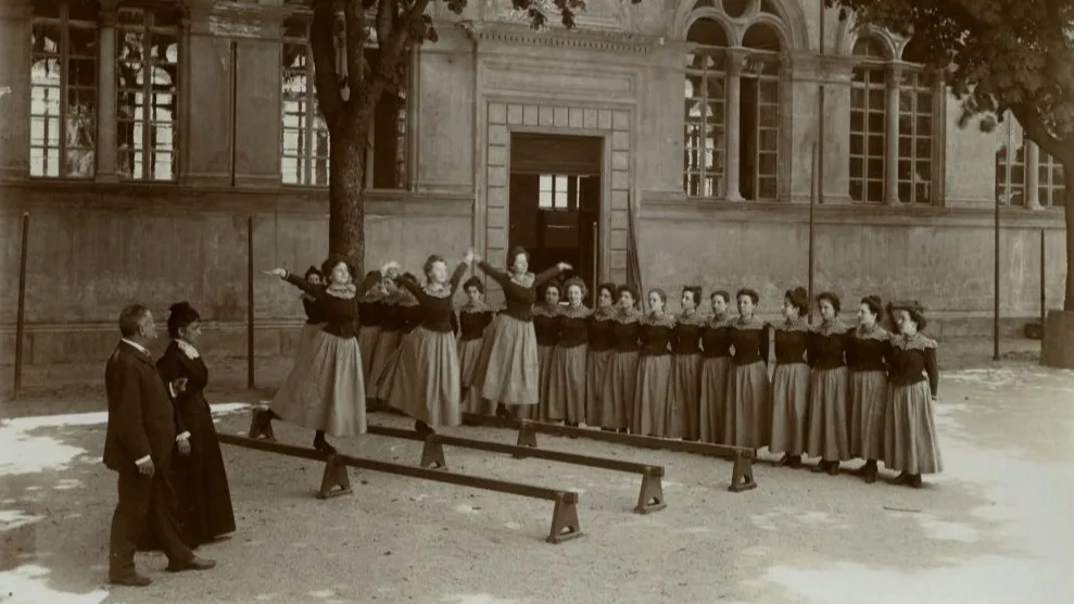 Sportswear has changed a lot over the years. It used to be made from the same fabrics and materials as normal clothes. The girls in this photograph, taken over 100 years ago, are doing gymnastics at school in long skirts. Back then, girls weren’t allowed to wear trousers, shorts, or short skirts. Do you think their clothes are practical for sports?