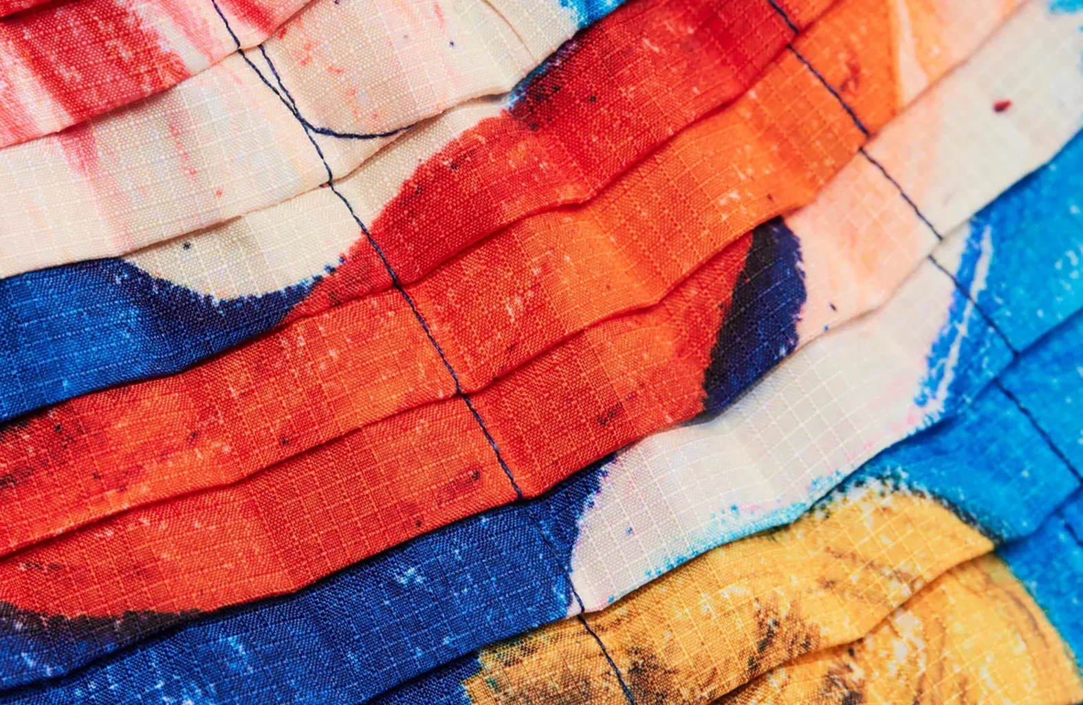 Das Material für diese „mitwachsende Kleidung“ ist von der Origami-Falttechnik inspiriert, die zur Platzersparnis im Weltraum, z. B. auf Satelliten, eingesetzt wird. Die Kleidung wird aus recycelten Flaschen und Stoffen hergestellt. Die länger haltbare Kleidung hilft Eltern nicht nur, Geld zu sparen, sondern reduziert auch die Auswirkungen von Textilabfällen auf den Planeten.