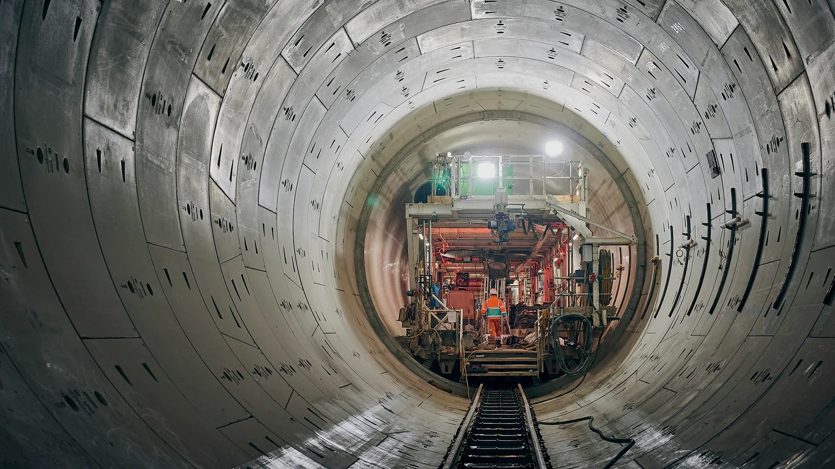 In London wird sich die Bevölkerung bis zum Jahr 2140 voraussichtlich verdoppeln. Momentan leben hier 9 Millionen Menschen. Das 150 Jahre alte Abwassersystem von Sir Joseph Bazalgette wird momentan modernisiert. Es ist Teil des Thames Tideway Tunnel Projekts, das im Jahr 2025 fertiggestellt werden soll. Moderne Technologien und grosse Bohrmaschinen machen es möglich, diese neue, wichtige Wasserinfrastruktur in kurzer Zeit zu bauen.