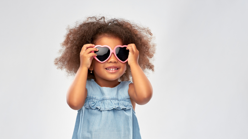 Enfant fille cheveux frisés frisés lunettes