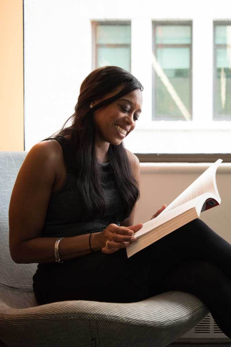 Femme cheveux crépus livre