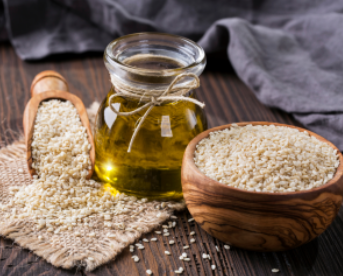 Souvent utilisée en cuisine pour son goût et ses propriétés antioxydantes, l’huile de sésame peut également être utilisée en tant que soin capillaire. Découvrez dans cet article, les nombreux bienfaits de l’huile de sésame sur les cheveux.
