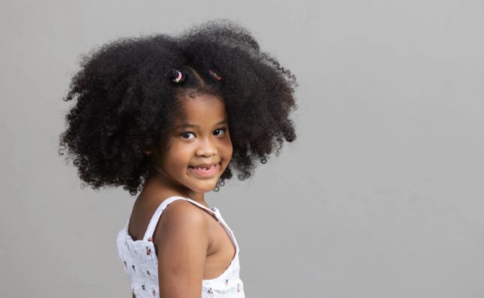 Encore plus que les adultes, les cheveux texturés des enfants ont besoin de se faire chouchouter . Encore faut-il trouver les produits adaptés et une routine capillaire qui leur convienne. Dans cet article, on vous explique comment et avec quels produits prendre soin des bouclettes  de vos enfants.
