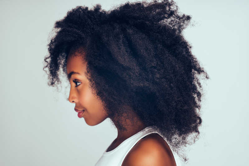 Zawema enfant petite fille cheveux longs crépus profil