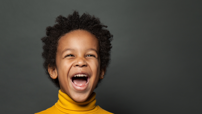 Enfant garçon cheveux bouclés