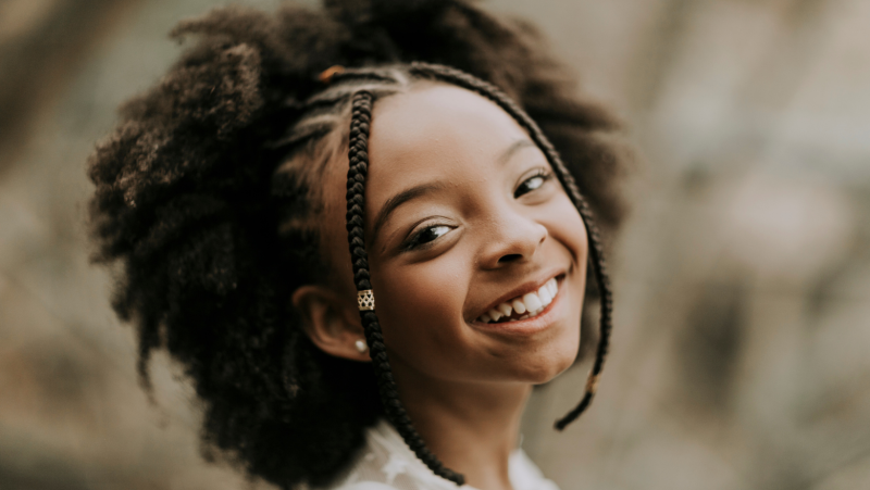 Enfant cheveux crépus tresse