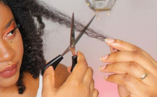 Quand on a les cheveux bouclés, frisés ou crépus, on est parfois réticent à l’idée de couper nos pointes. On n’a pas envie de sacrifier les longueurs qu'on a durement acquises. Pourtant, couper ses pointes régulièrement fait partie des gestes essentiels dans la pousse de nos cheveux. Vous éviterez les fourches garderez vos cheveux en bonne santé. On vous explique tout cela dans cet article. 
