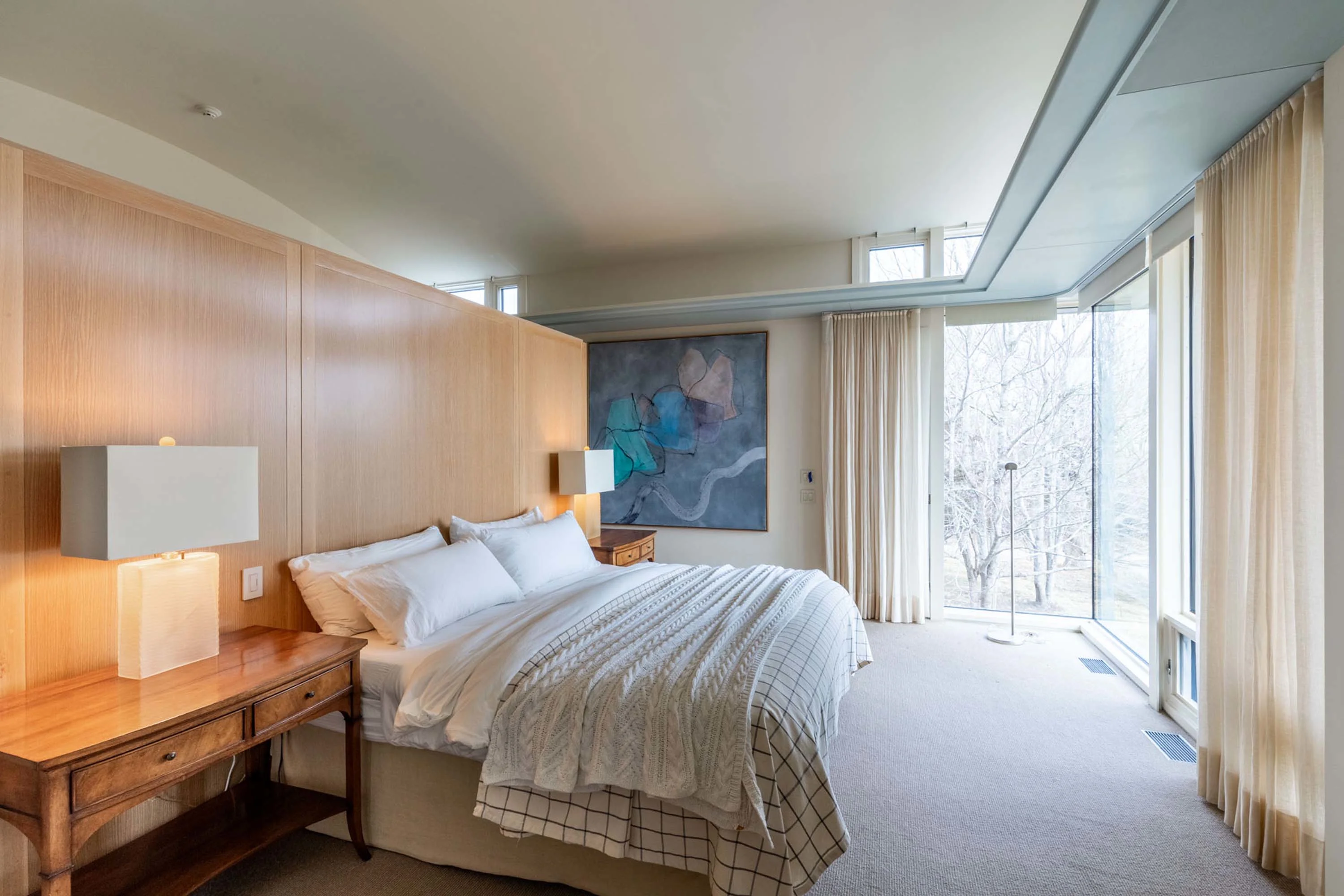 Chilmark House | 8 Snail Road, Chilmark, Martha's Vineyard, Massachusetts 02535 - 23_-_Primary_bedroom_auzolu