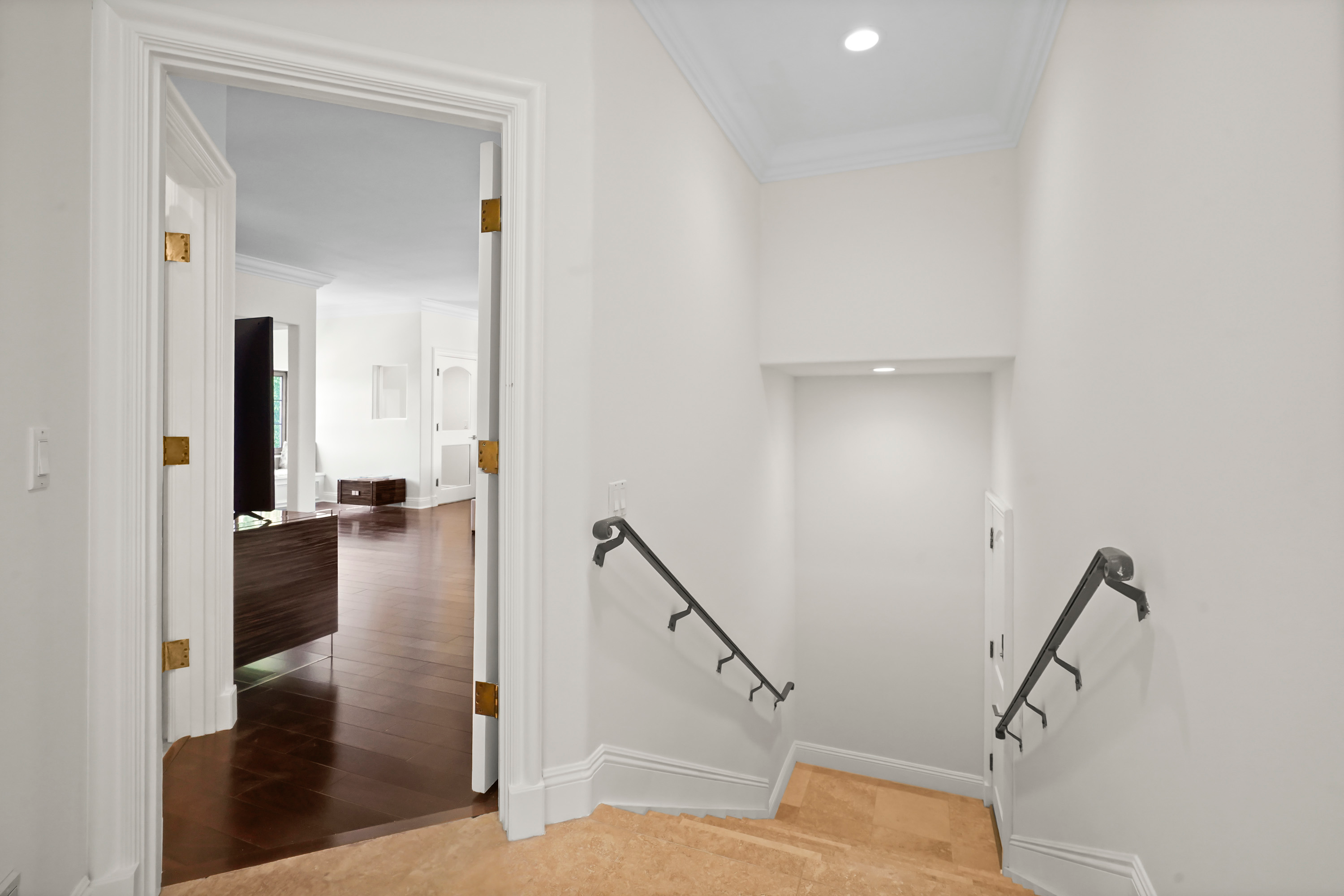 49 13320 Mulholland Drive - Luxury Real Estate - Concierge Auctions