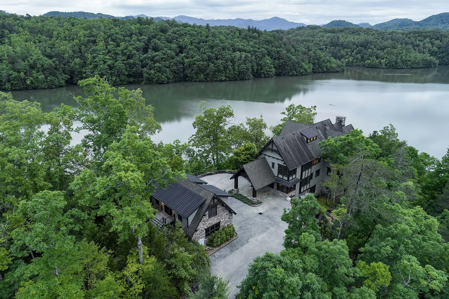 410 Lakewood Drive, Smoky Mountains, North Carolina 28713 - 410-lakewood-drive-bryson-city-north-carolina02_esapgo