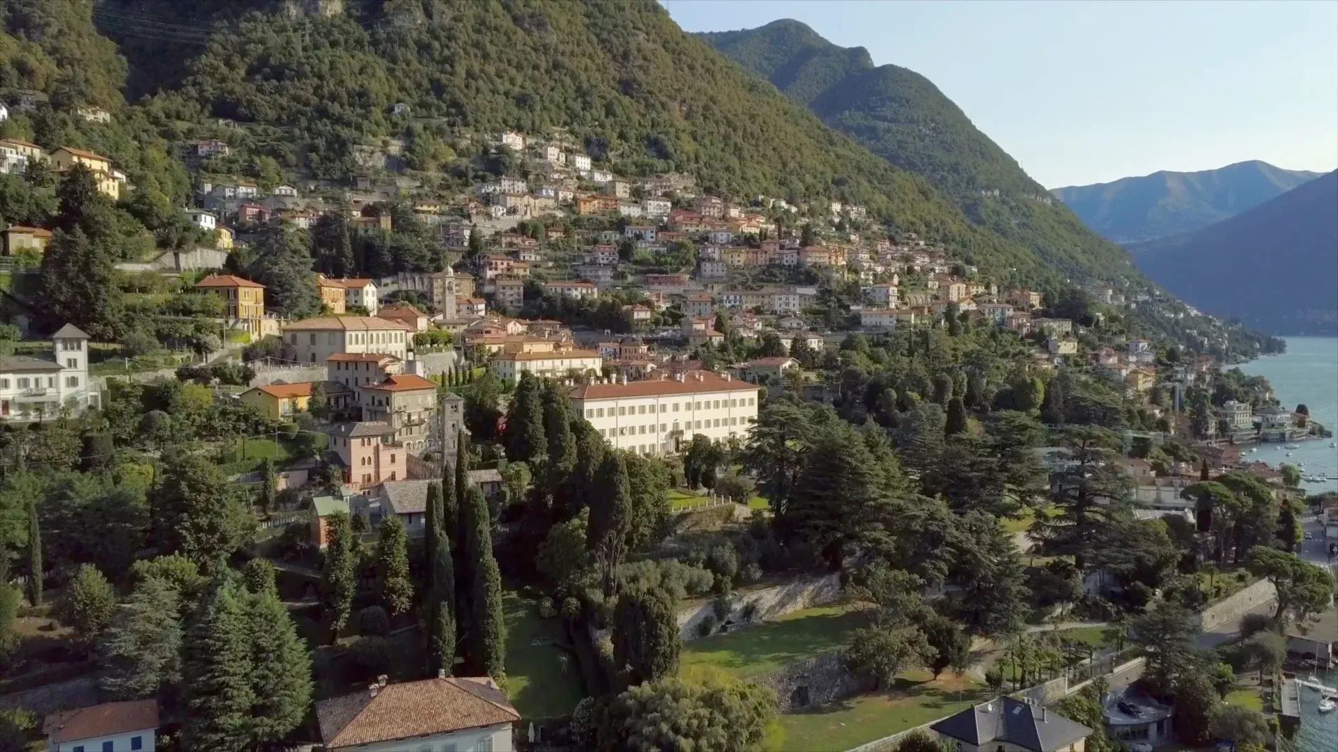 Steeped in architectural and cultural history, the Villa Passalacqua is a national Italian monument. Standing proudly atop the village of Moltrasio and extending all the way down to the lake’s shore, this exquisite villa dates back to the 1700s and has pl