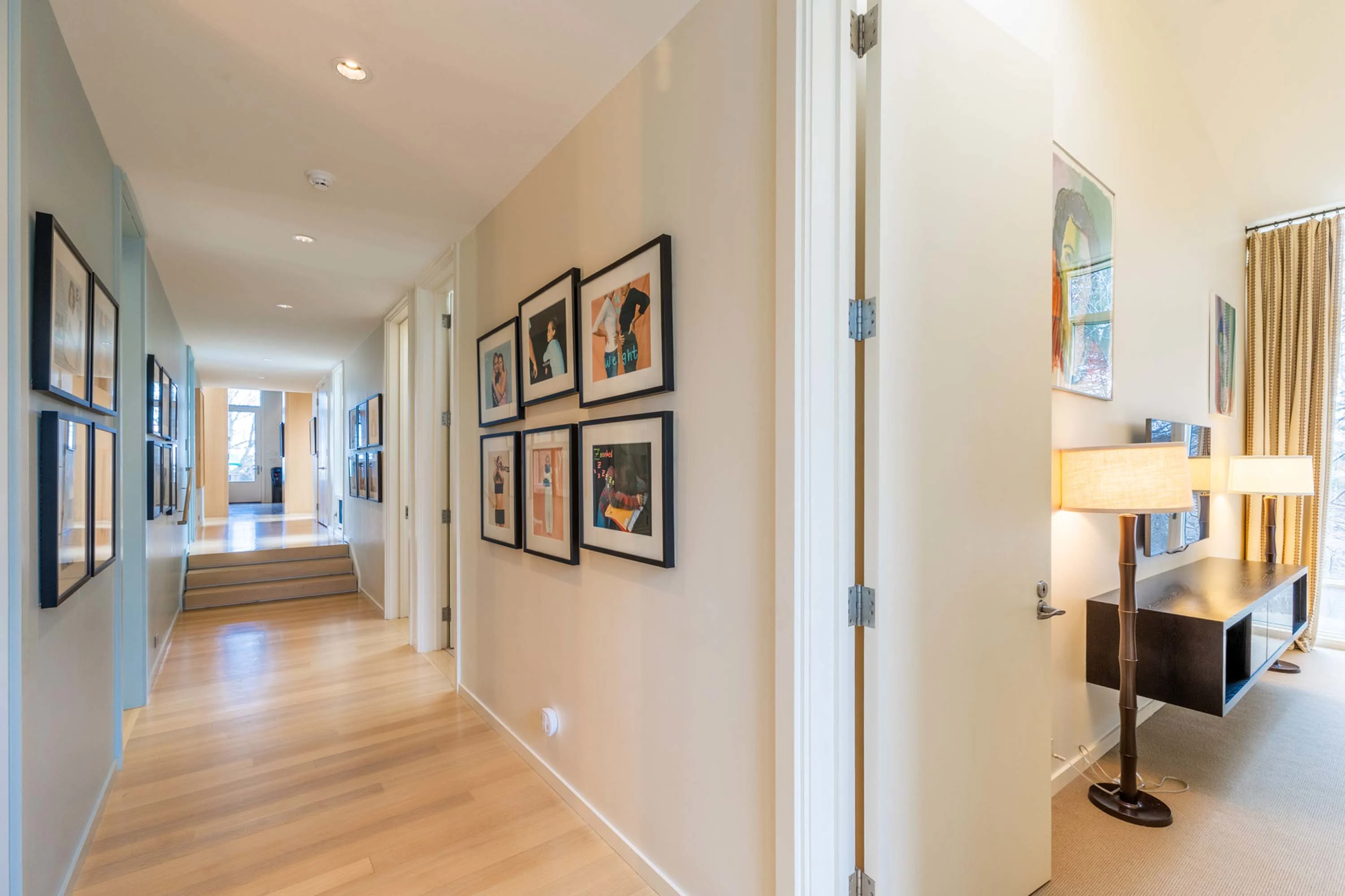 Chilmark House | 8 Snail Road, Chilmark, Martha's Vineyard, Massachusetts 02535 - 31_-_Guest_Bedroom_Hallway_r3ok3e