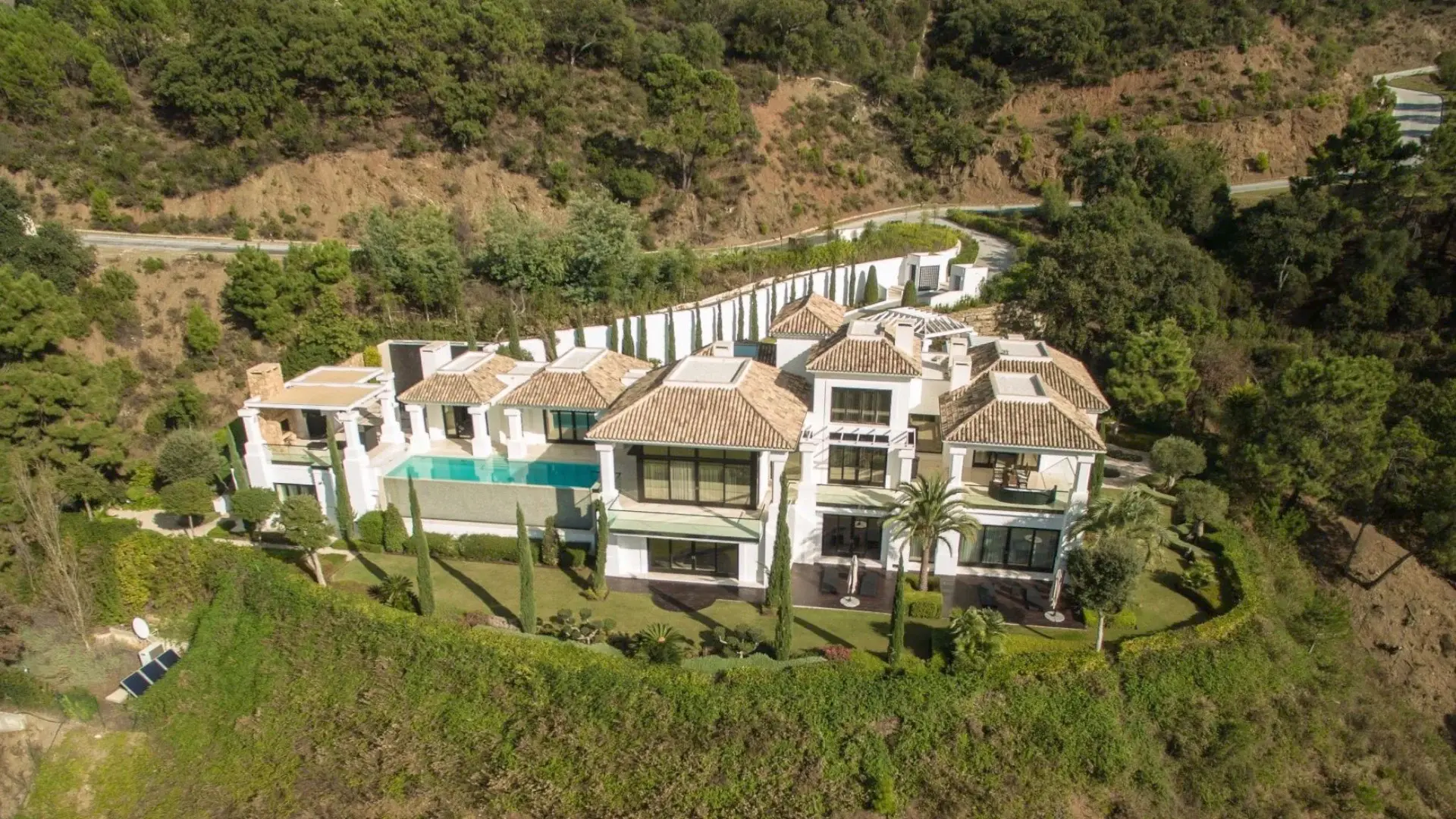 Located in the exclusive Zagaleta Country Club, this elegant villa boasts massive windows and multiple terraces to make the best use of its spectacular mountain views.
