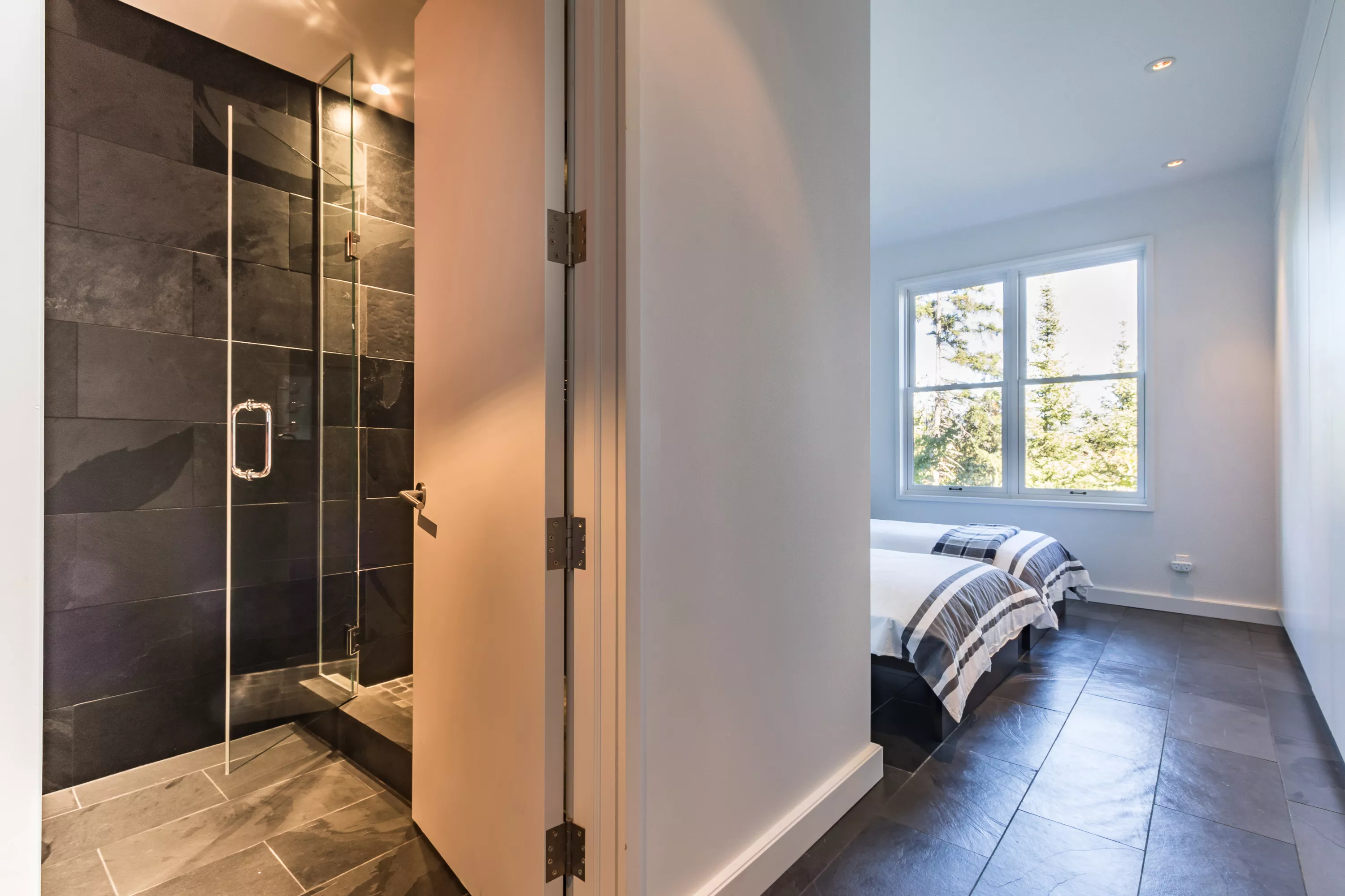 11 Chemin Killarney, Mont-tremblant, Quebec J8E 0C8, Canada - 11_Chemin_Killarney_Mont_Tremblant_Quebec_Canada27_oo1fov