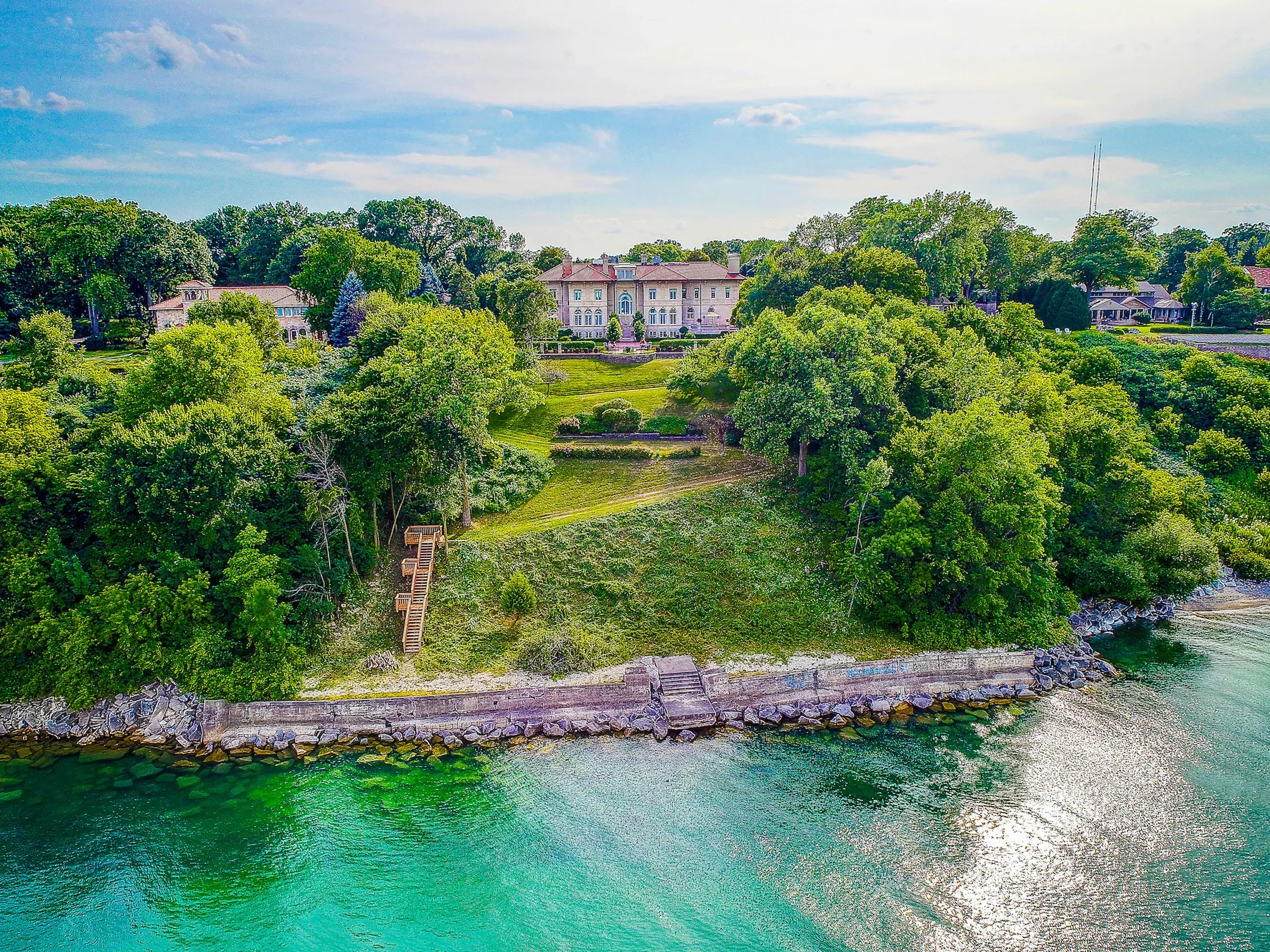 This spectacular, lakefront Italian Renaissance-style estate is in one of the most desirable communities just outside Milwaukee. 