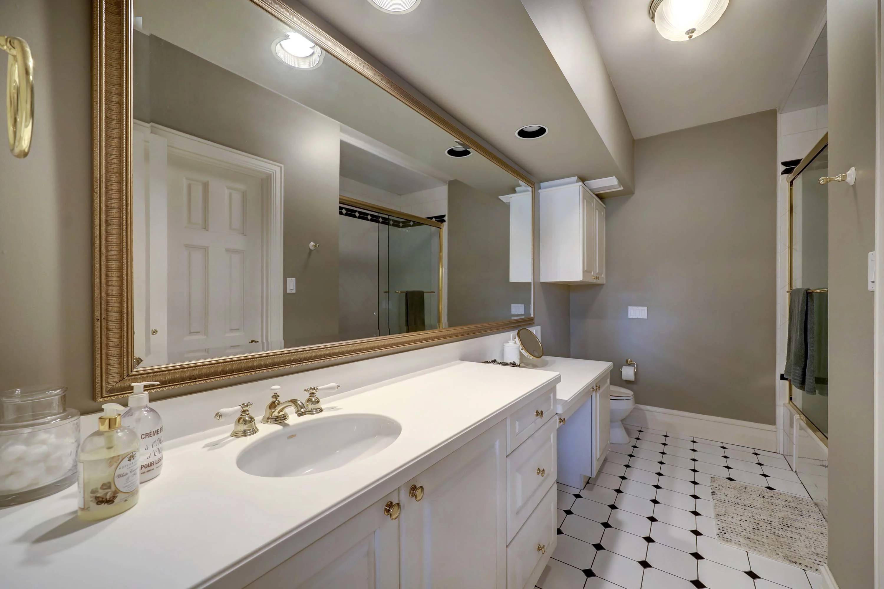427 West Alkire Lake Drive, Sugar Land, Houston Area, Texas 77478 - 29_-_Alkire_Lake_W_427_IMG_077_1_1Up_Stairs_Bed_room_bathroom_aawp4k