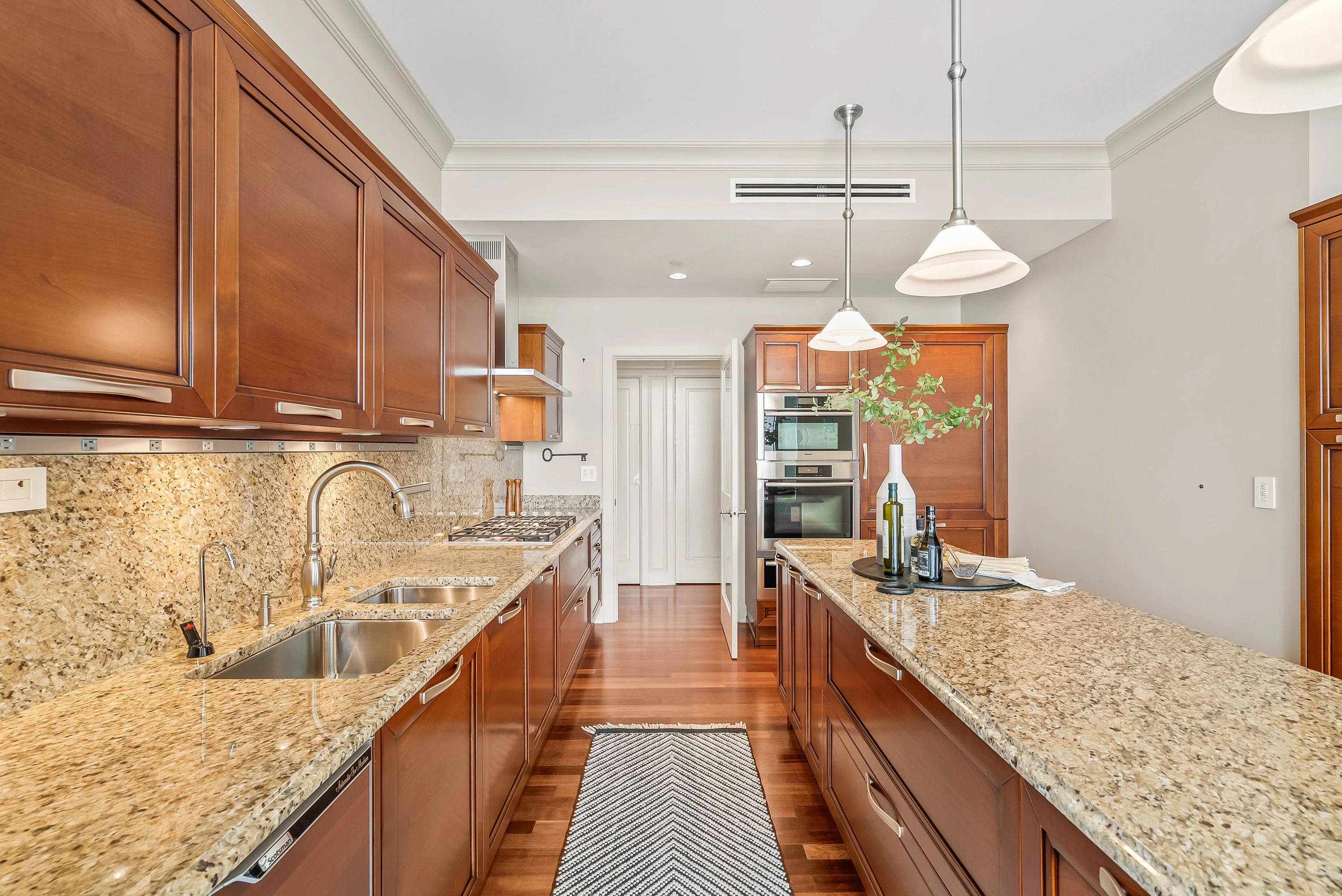 825 North Prospect Avenue #902, Milwaukee, Wisconsin 53202 - 825_N_Prospect_Ave_902_Milwaukee_WI_18_vmphk8