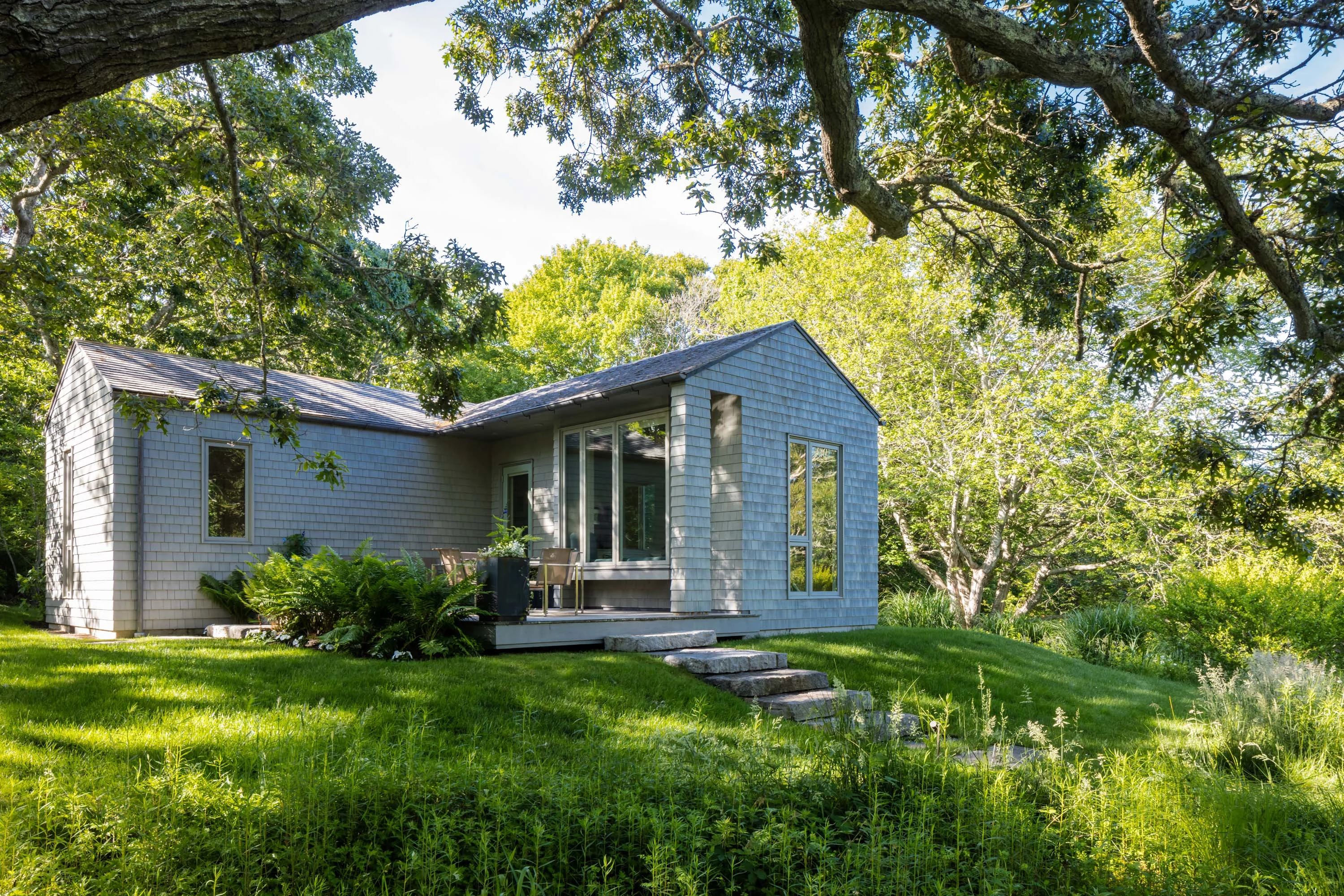 Chilmark House | 8 Snail Road, Chilmark, Martha's Vineyard, Massachusetts 02535 - 43_-_Guest_house_bxtuen