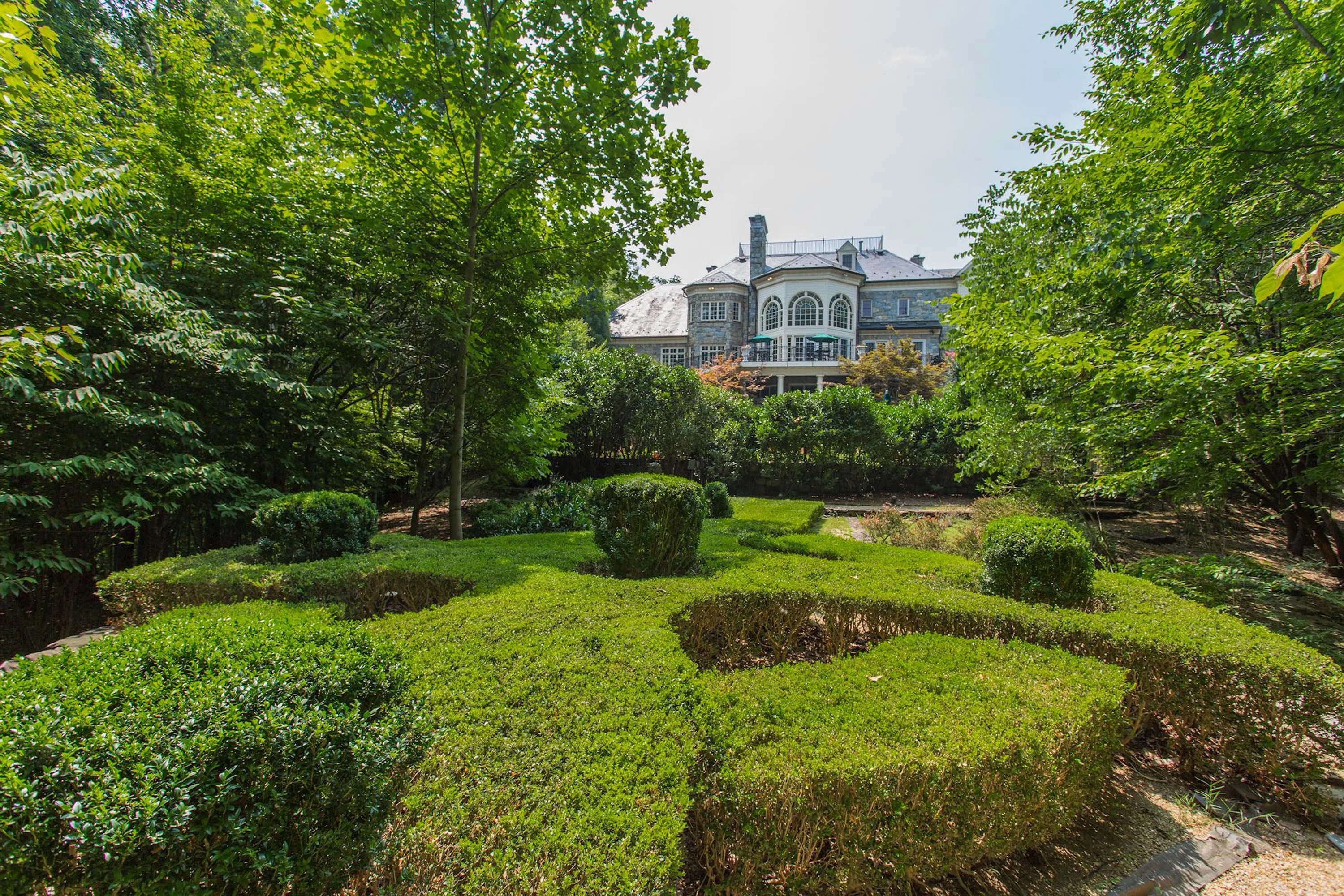 7984 Georgetown Pike, Near Washington D.C., Virginia 22102 - 7984-georgetown-pike-mclean-virginia54_wo4v0l