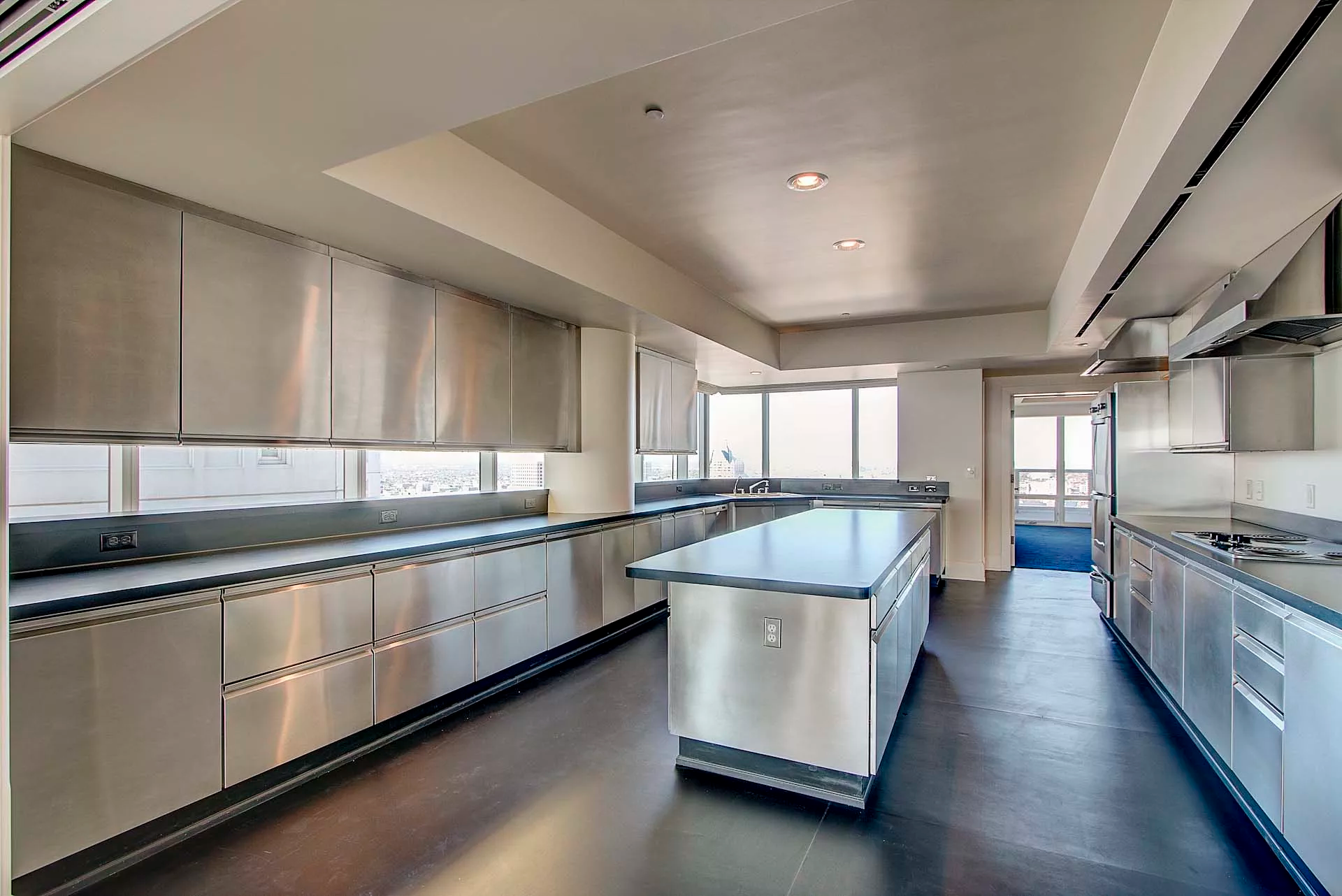 923 E Kilbourn Avenue, Milwaukee, Wisconsin 53202 - 923-east-kilbourn-avenue-unit-3200-milwaukee-wisconsin23_mlzfvn