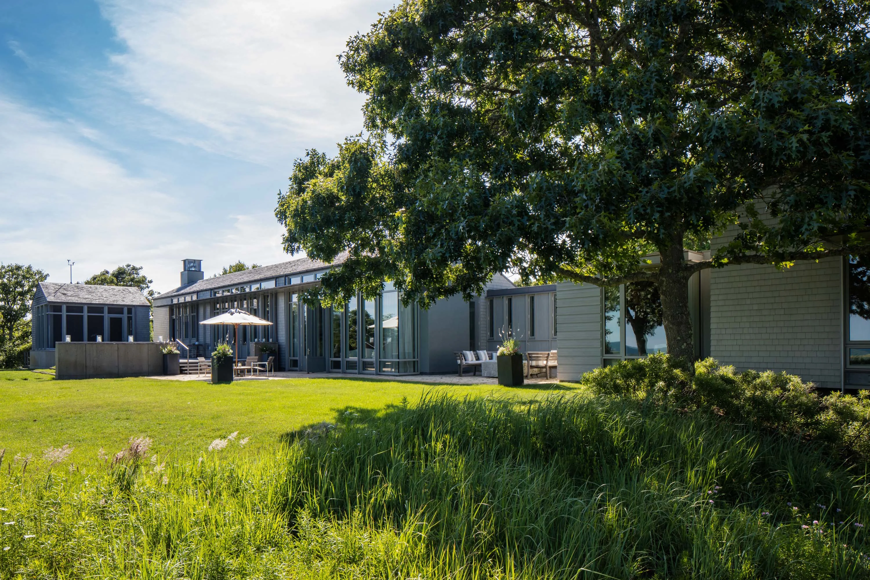 Chilmark House | 8 Snail Road, Chilmark, Martha's Vineyard, Massachusetts 02535 - 37_-_back_of_house_1_mxqfgx