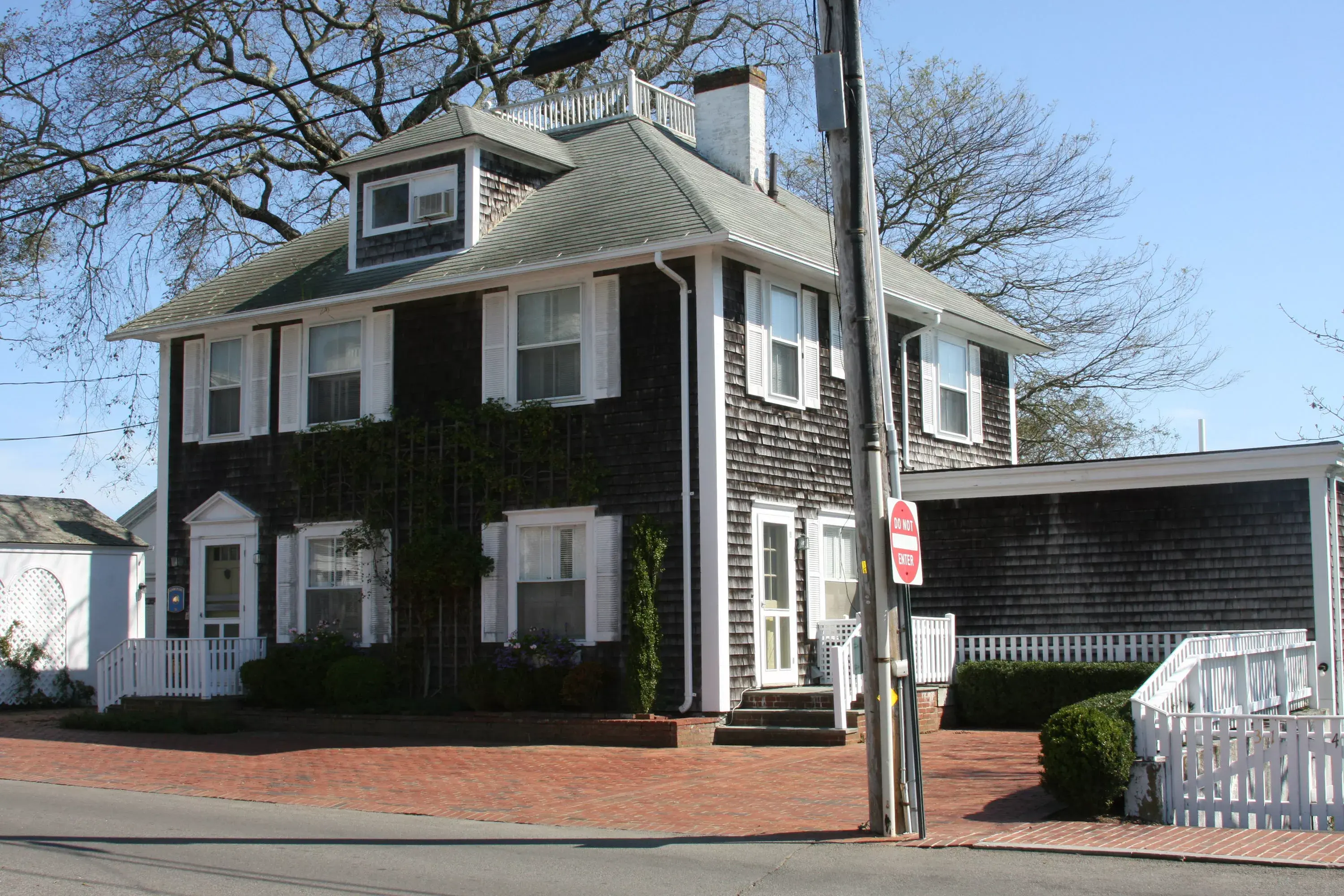 31 S. Water Street, Edgartown, Massachusetts 02530 - front-facade-right_ht31uc