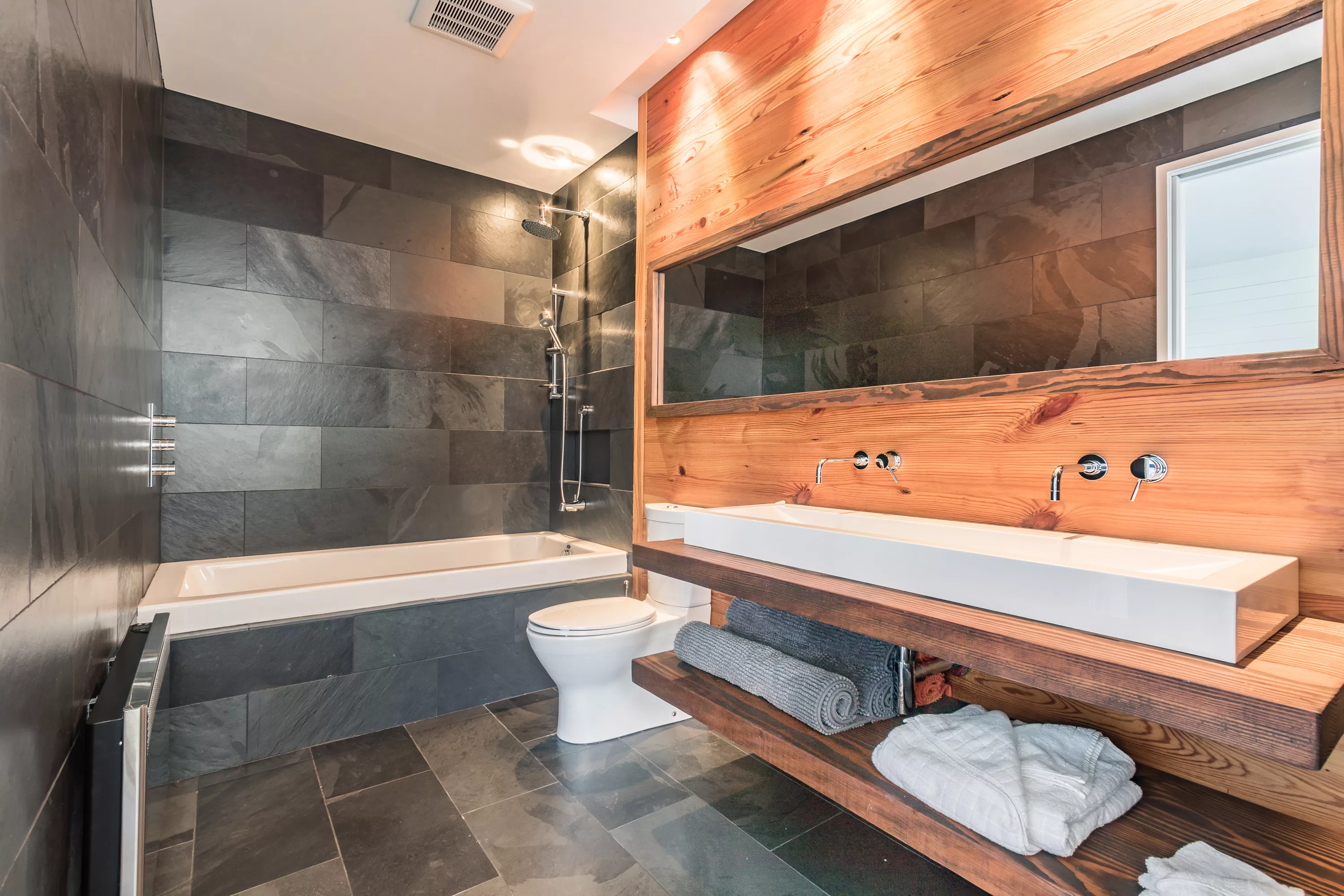 11 Chemin Killarney, Mont-tremblant, Quebec J8E 0C8, Canada - 11_Chemin_Killarney_Mont_Tremblant_Quebec_Canada28_d5s93g