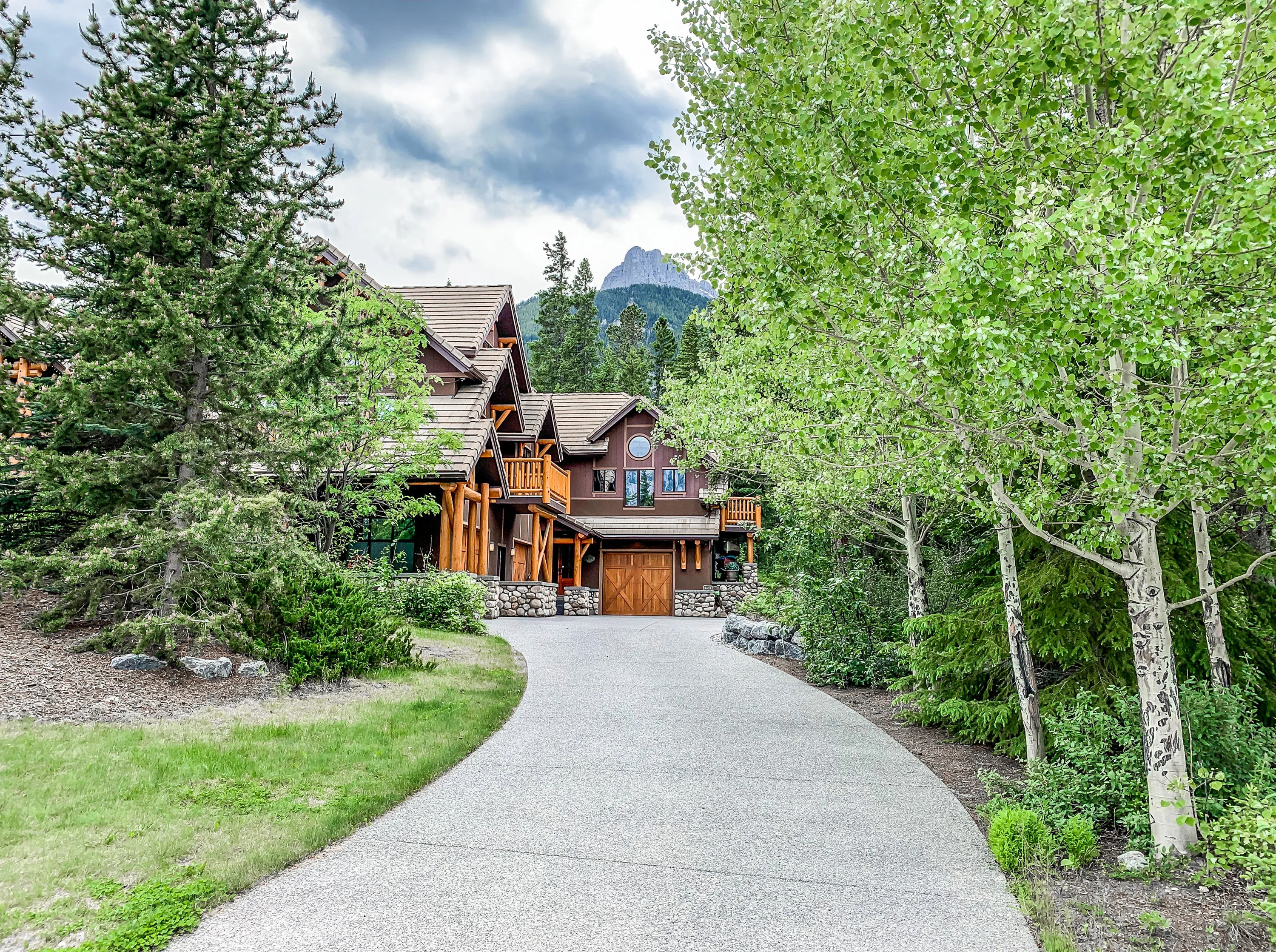 251 Miskow Close, Canmore, Alberta T1W 3G7, Canada - 251-miskow-close-canmore-alberta-canada02_jxrxjx