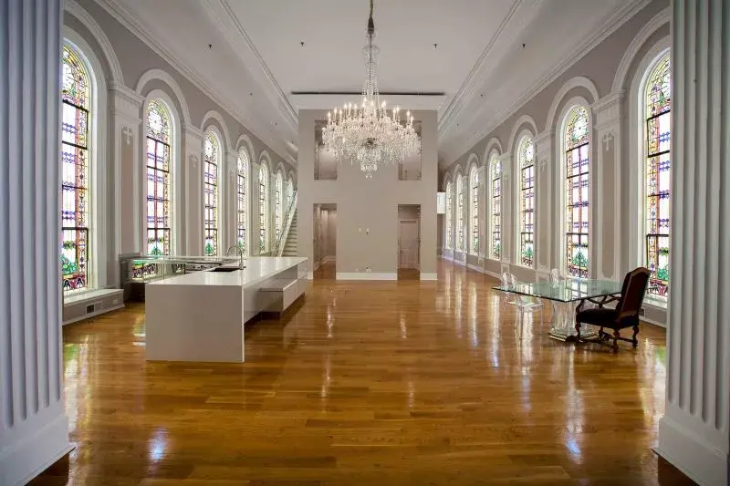 Home to some of the most spectacular food, nightlife, and history in the nation, it’s no wonder why a spot like this famous New Orleans condo is so hard to come by. Overlooking Napoleon Avenue, and within walking distance to the St. Charles streetcar line