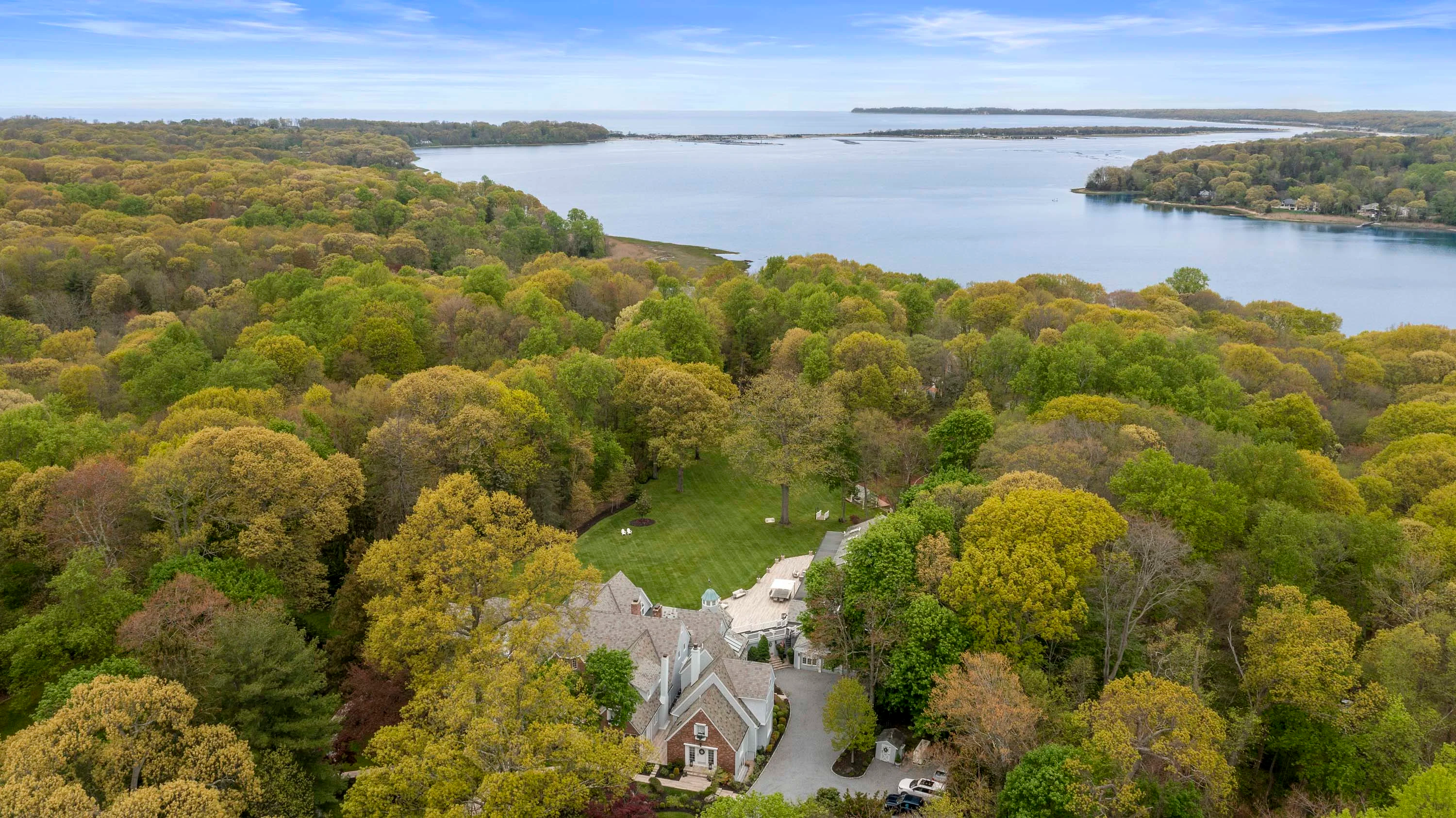 Swan Manor | 1 Swan Place, Nissequogue, Gold Coast, New York 11780 - 02_Swan_Manor_1_Swan_Place_Saint_James_NY_11780_mdnvdq