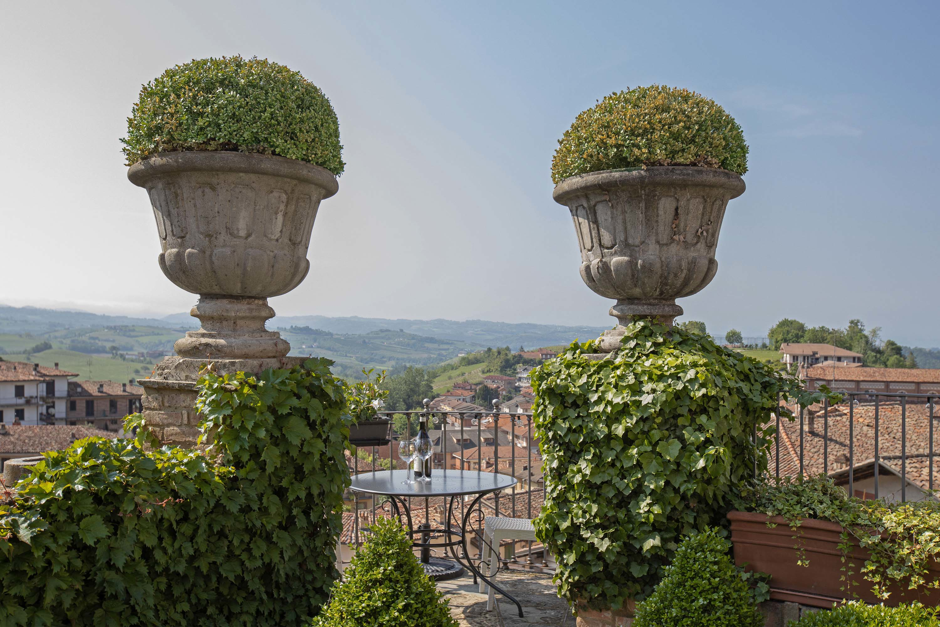 09 Palazzo Martinengo, Via Cavour 10 , & 10A, & 12, Monforte d-Alba, Barolo, 12065 Italy - Luxury Real Estate - Concierge Auctions