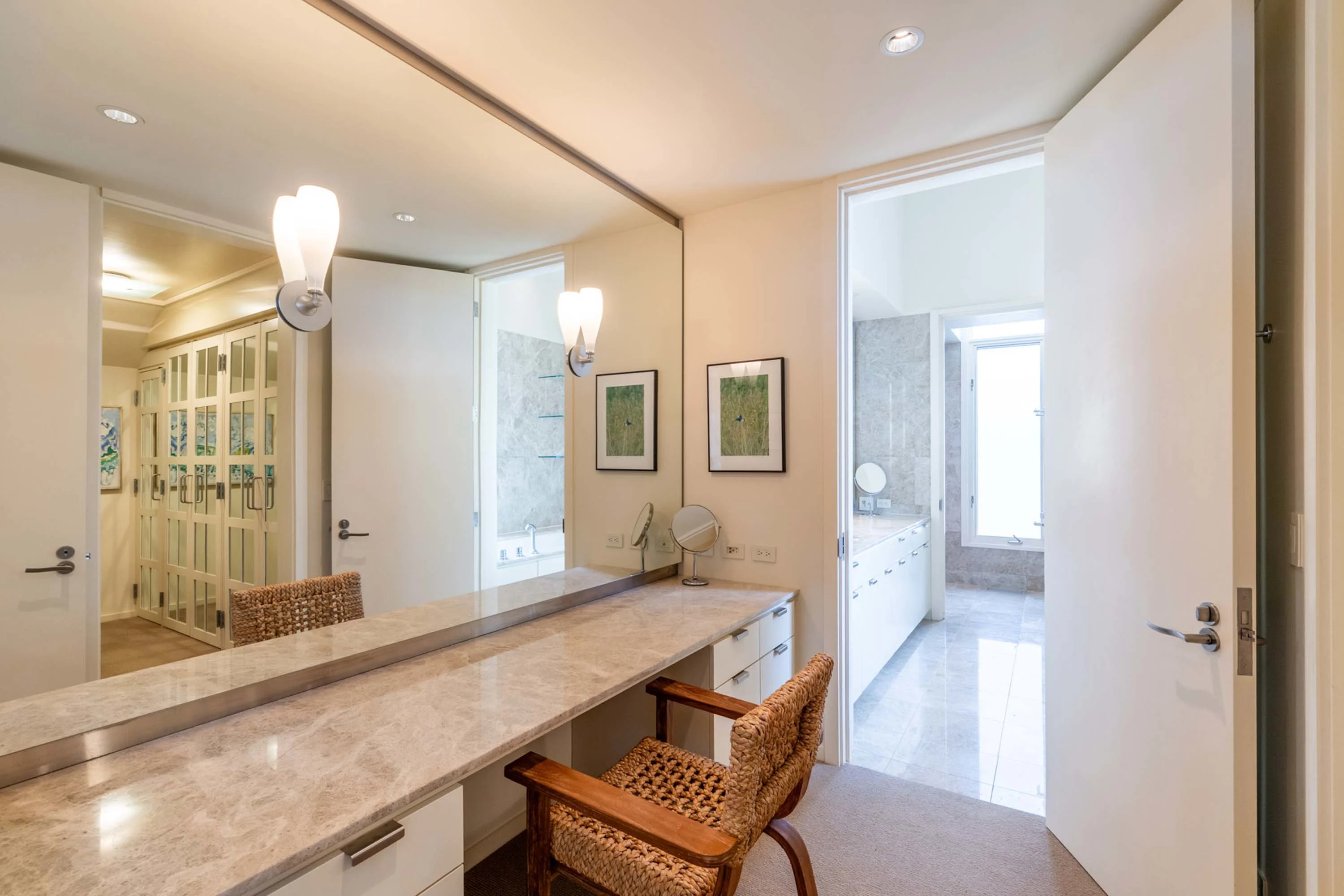 Chilmark House | 8 Snail Road, Chilmark, Martha's Vineyard, Massachusetts 02535 - 27_-_Primary_Bath_2_Sitting_room_l8b5lo