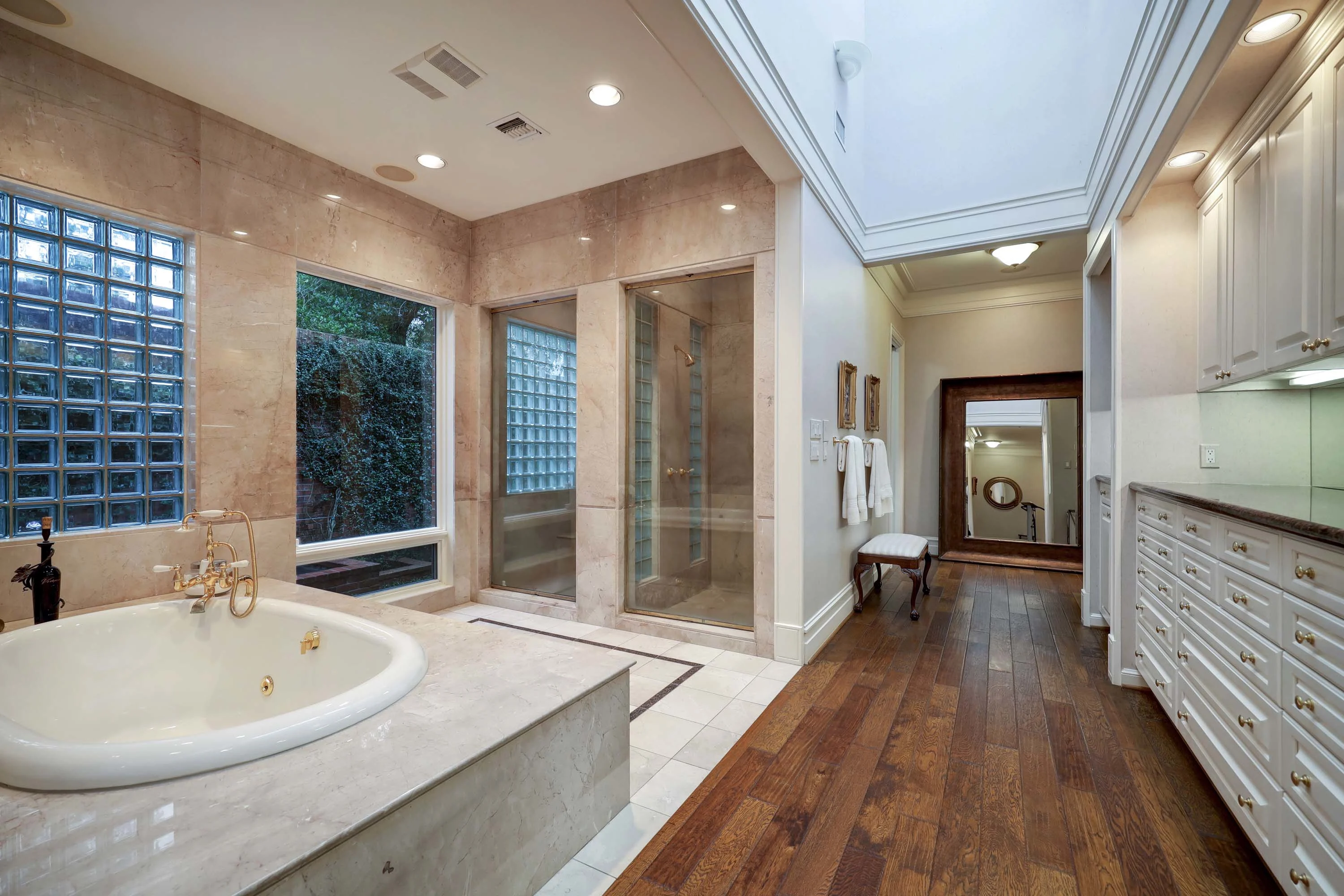 427 West Alkire Lake Drive, Sugar Land, Houston Area, Texas 77478 - 22_-_Alkire_Lake_W_427_IMG_059_1_1Primary_Bathroom_with_court_yard_view_lhqzgv