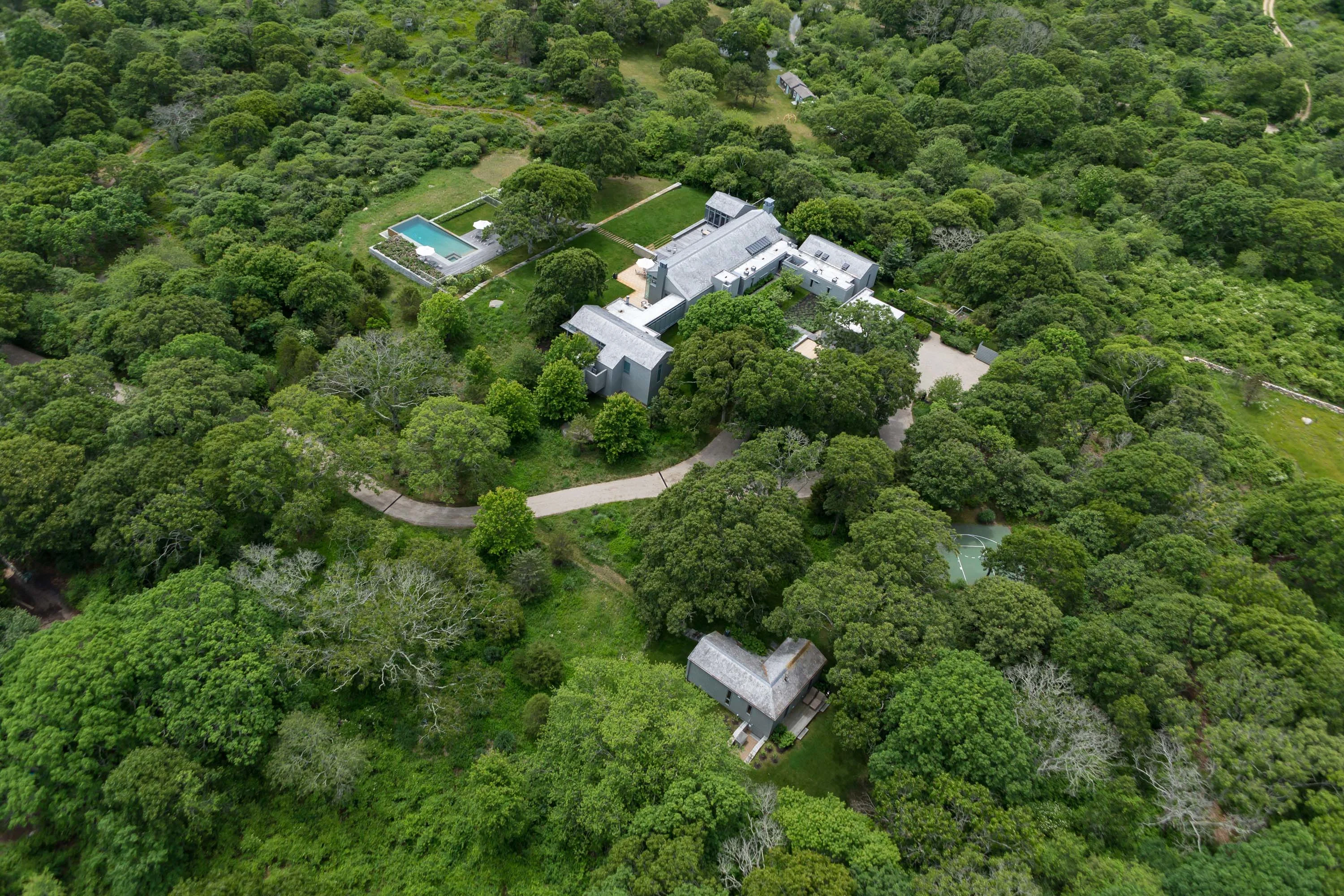 Chilmark House | 8 Snail Road, Chilmark, Martha's Vineyard, Massachusetts 02535 - 54_-_Aerial_view_4_knrq6j