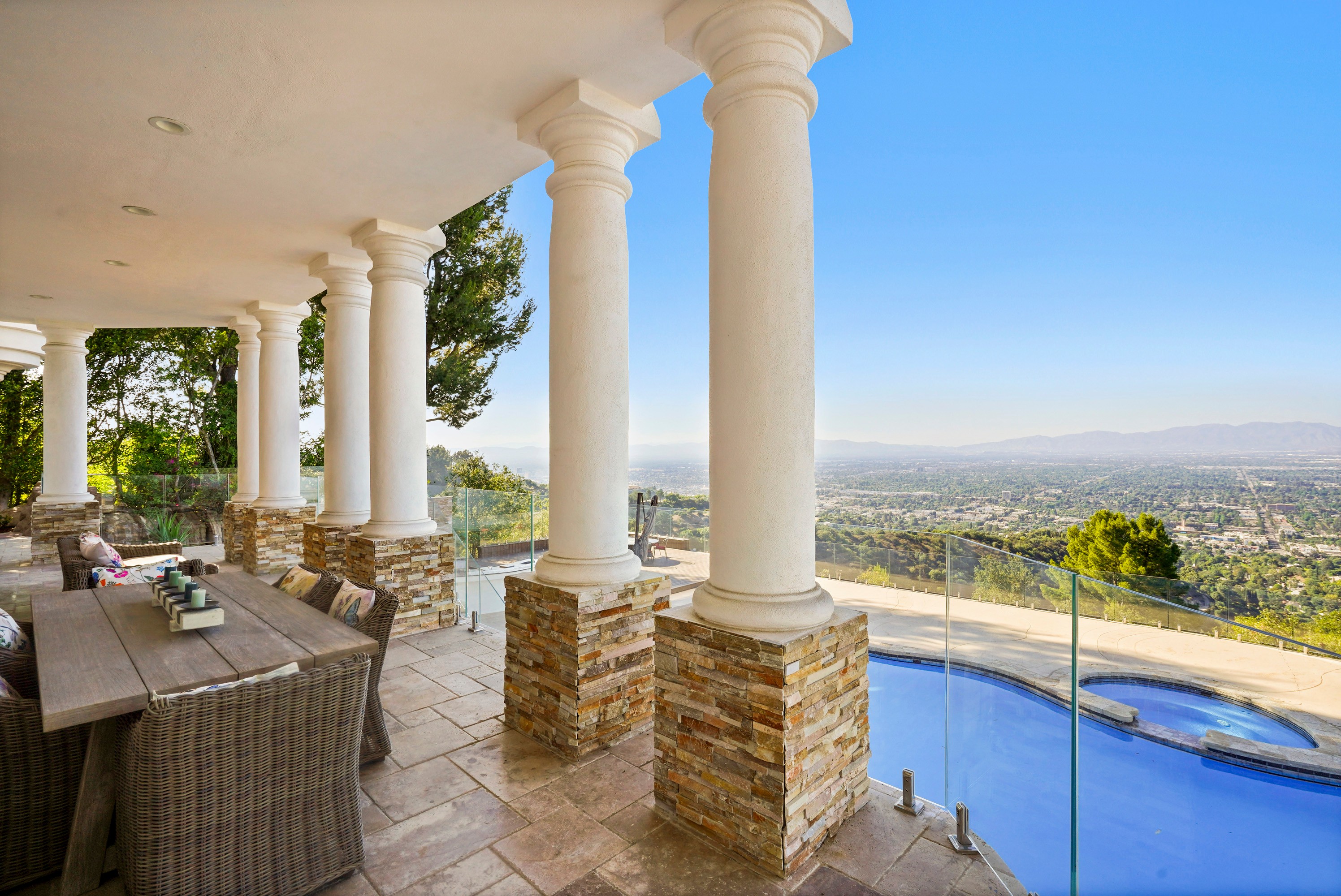 17 13320 Mulholland Drive - Luxury Real Estate - Concierge Auctions