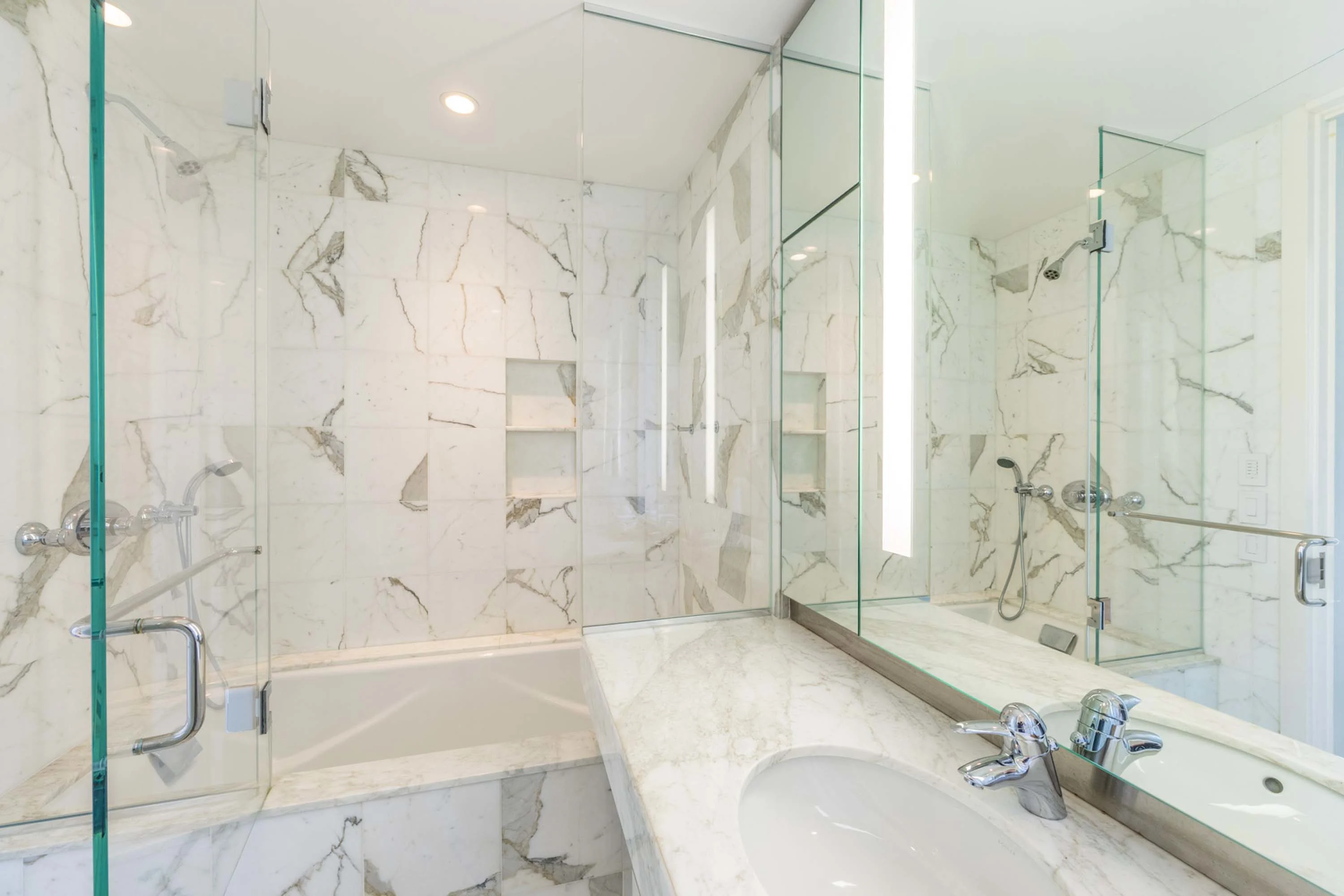 Chilmark House | 8 Snail Road, Chilmark, Martha's Vineyard, Massachusetts 02535 - 33_-_Guest_Bathroom_1_tvjfph