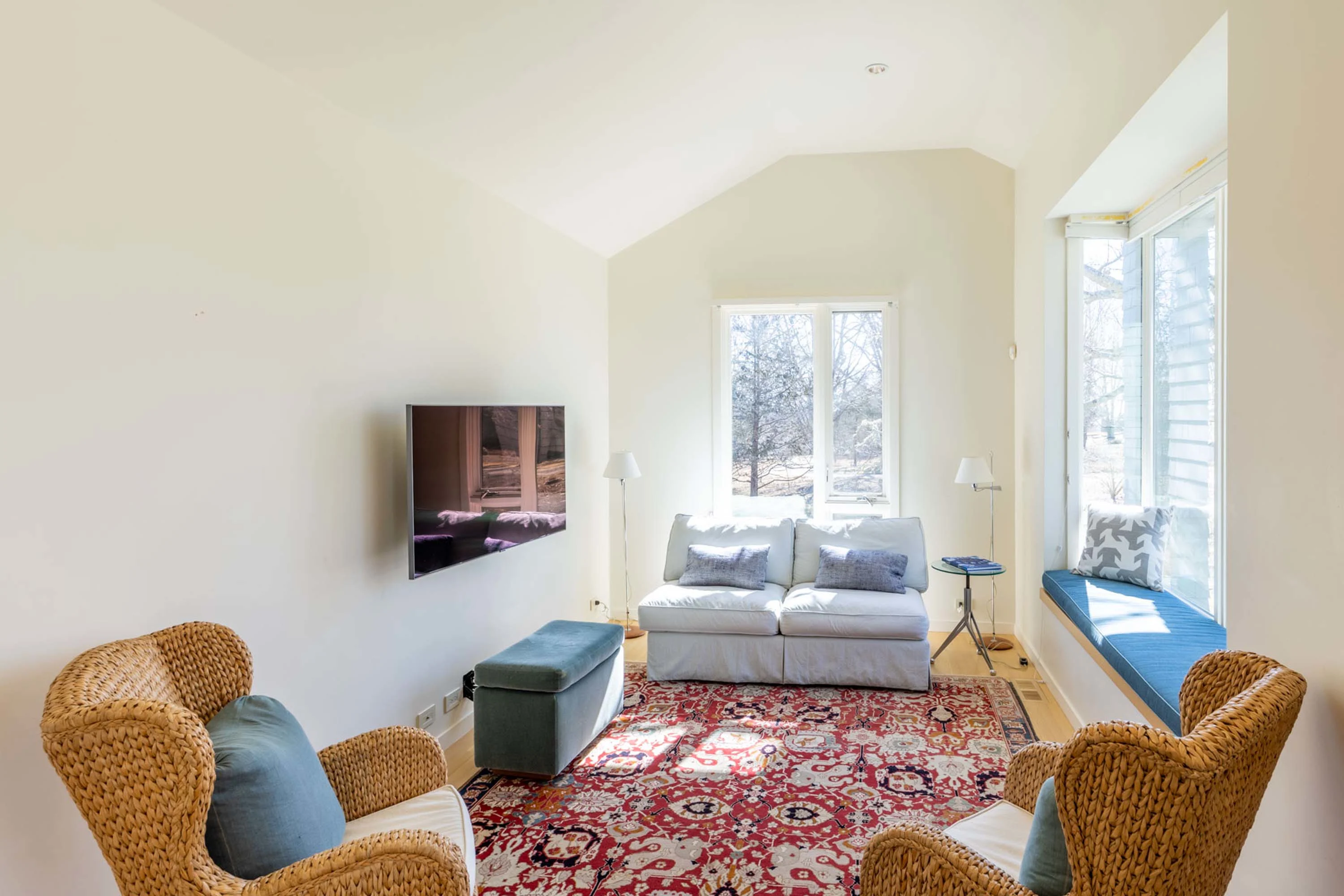 Chilmark House | 8 Snail Road, Chilmark, Martha's Vineyard, Massachusetts 02535 - 44_-_Guest_House_-_Living_room_sdpuvd