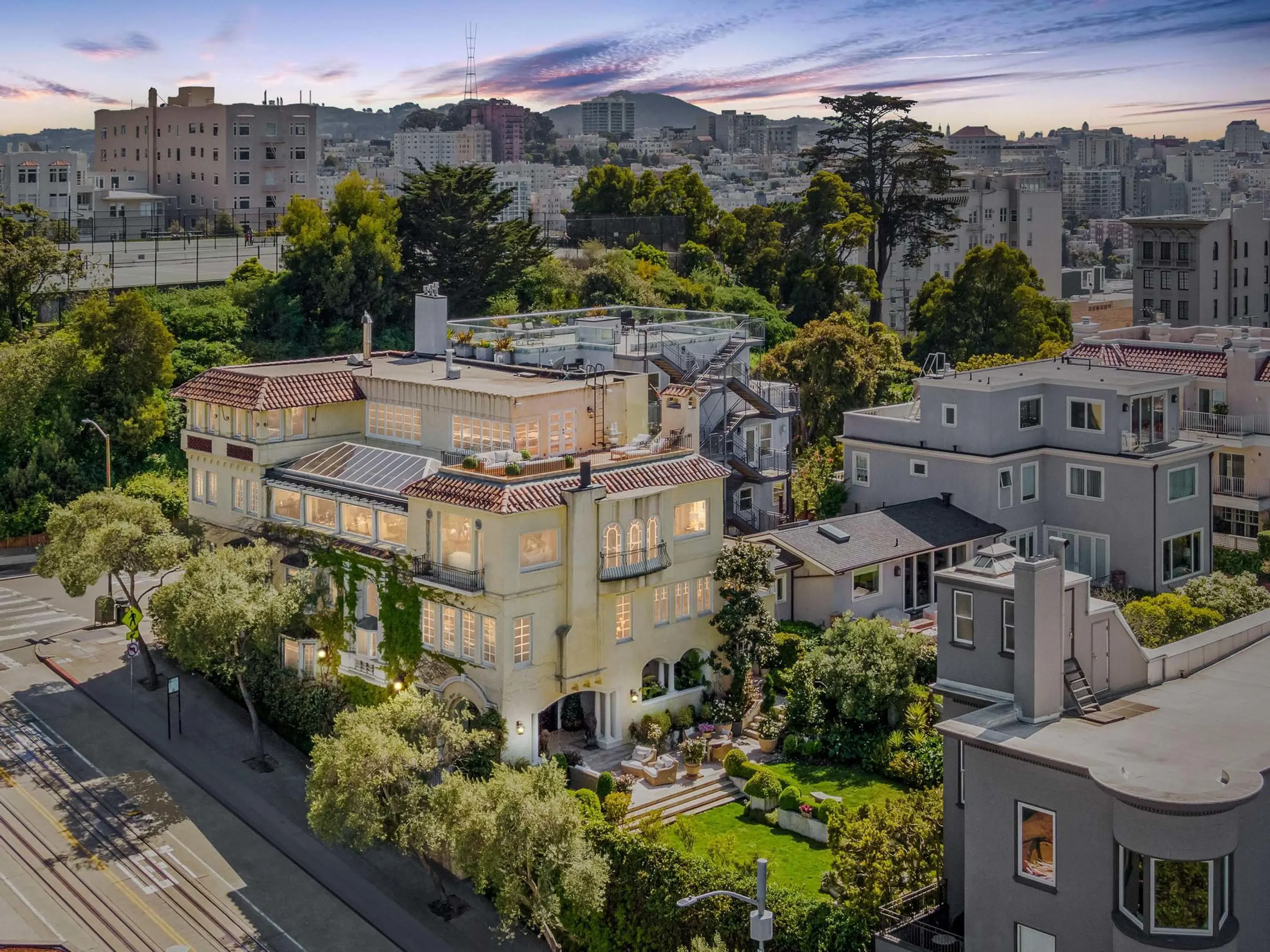 2323 Hyde Street, San Francisco, California 94109 - 1_-_SAN_FRAN_dusk_2_b7zwb2