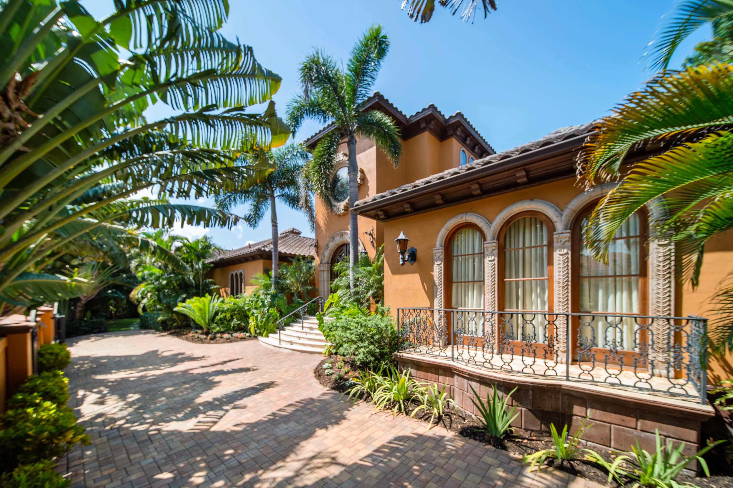 1924 Lincoln Drive, Sarasota, Florida 34236 - 2_-_1924_LNCOLN_RD_HR_ADJ_003_d7prrq